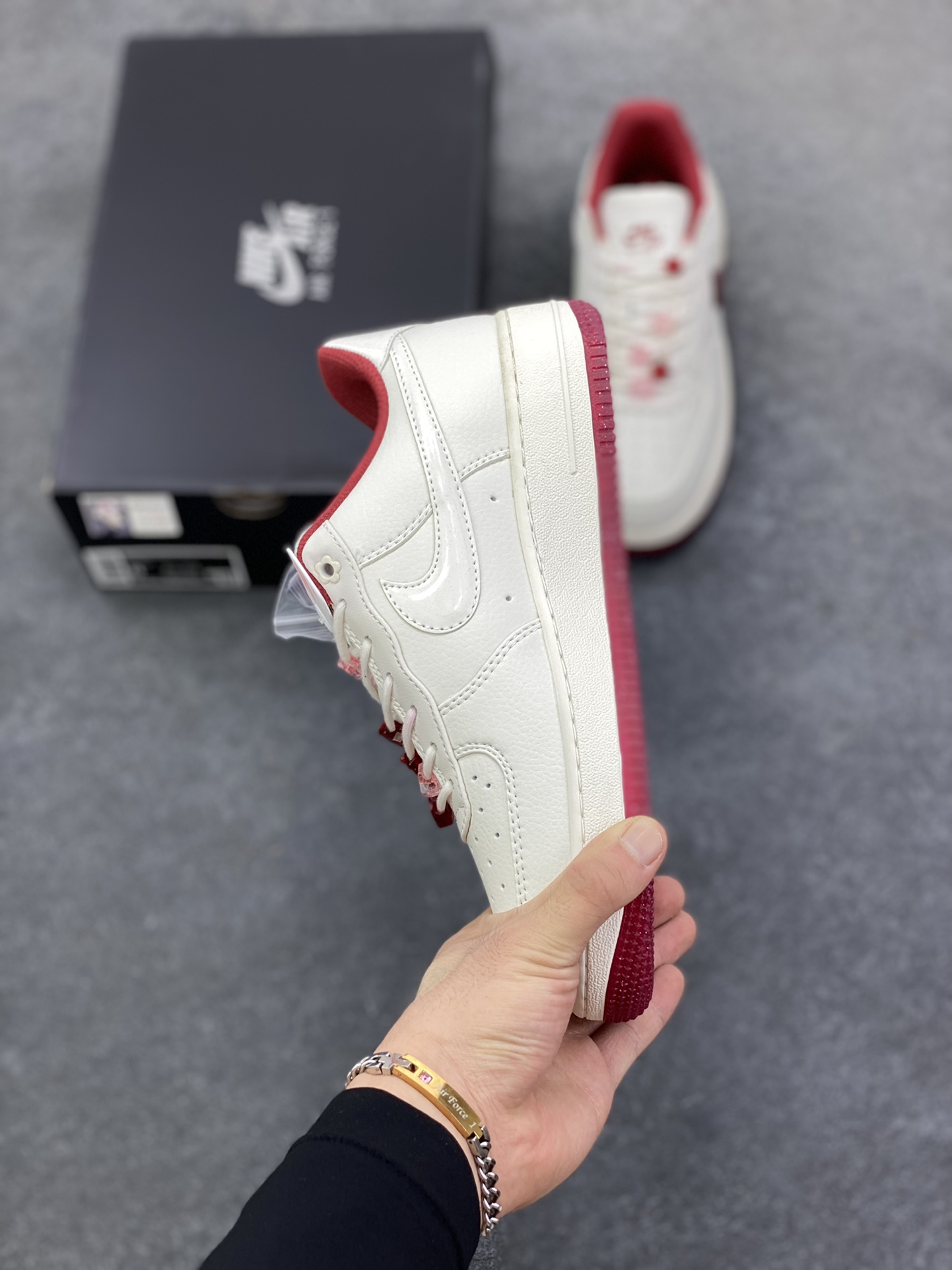 图片[3]-福利特价 Air Force 1 Nike Low 情人节 原楦头原纸板 打造纯正空军版型 专注外贸渠道 全掌内置蜂窝气垫 #原盒配件 原厂中底钢印、拉帮完美 货号：FZ5068-161 尺码：36 36.5 37.5 38 38.5 39 40 40.5 41 42 42.5 43 44 44.5 45-选品中心