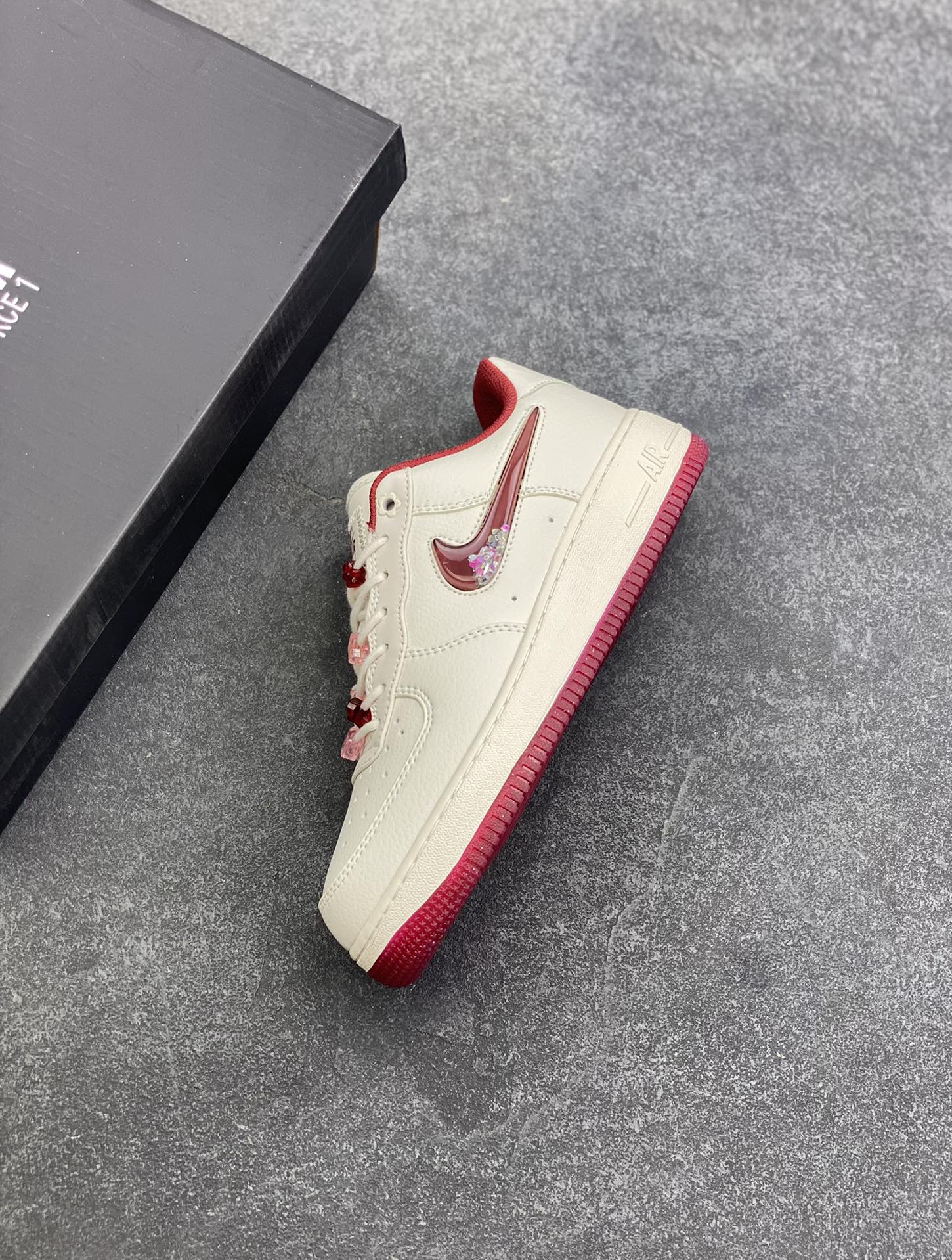 图片[7]-福利特价 Air Force 1 Nike Low 情人节 原楦头原纸板 打造纯正空军版型 专注外贸渠道 全掌内置蜂窝气垫 #原盒配件 原厂中底钢印、拉帮完美 货号：FZ5068-161 尺码：36 36.5 37.5 38 38.5 39 40 40.5 41 42 42.5 43 44 44.5 45-选品中心