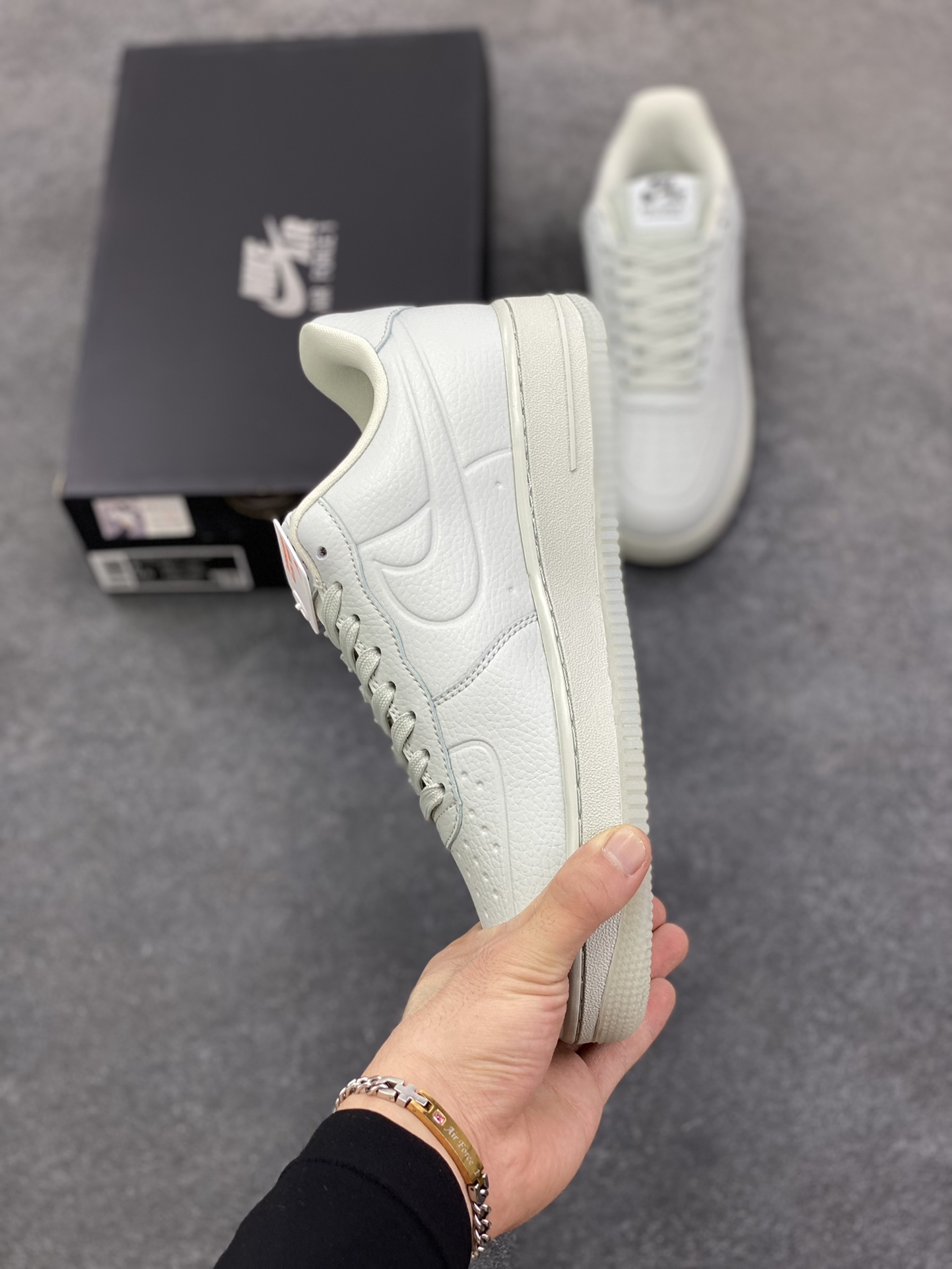 图片[3]-福利特价 Nike Air Force 1 Low 防水水泥灰 原楦头原纸板 打造纯正空军版型 专注外贸渠道 全掌内置蜂窝气垫 原盒配件 原厂中底钢印、拉帮完美 货号：FB8875-002 尺码：36 36.5 37.5 38 38.5 39 40 40.5 41 42 42.5 43 44 44.5 45-选品中心