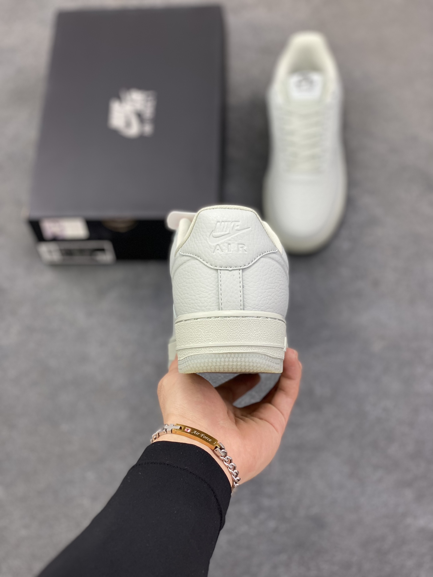 图片[4]-福利特价 Nike Air Force 1 Low 防水水泥灰 原楦头原纸板 打造纯正空军版型 专注外贸渠道 全掌内置蜂窝气垫 原盒配件 原厂中底钢印、拉帮完美 货号：FB8875-002 尺码：36 36.5 37.5 38 38.5 39 40 40.5 41 42 42.5 43 44 44.5 45-选品中心