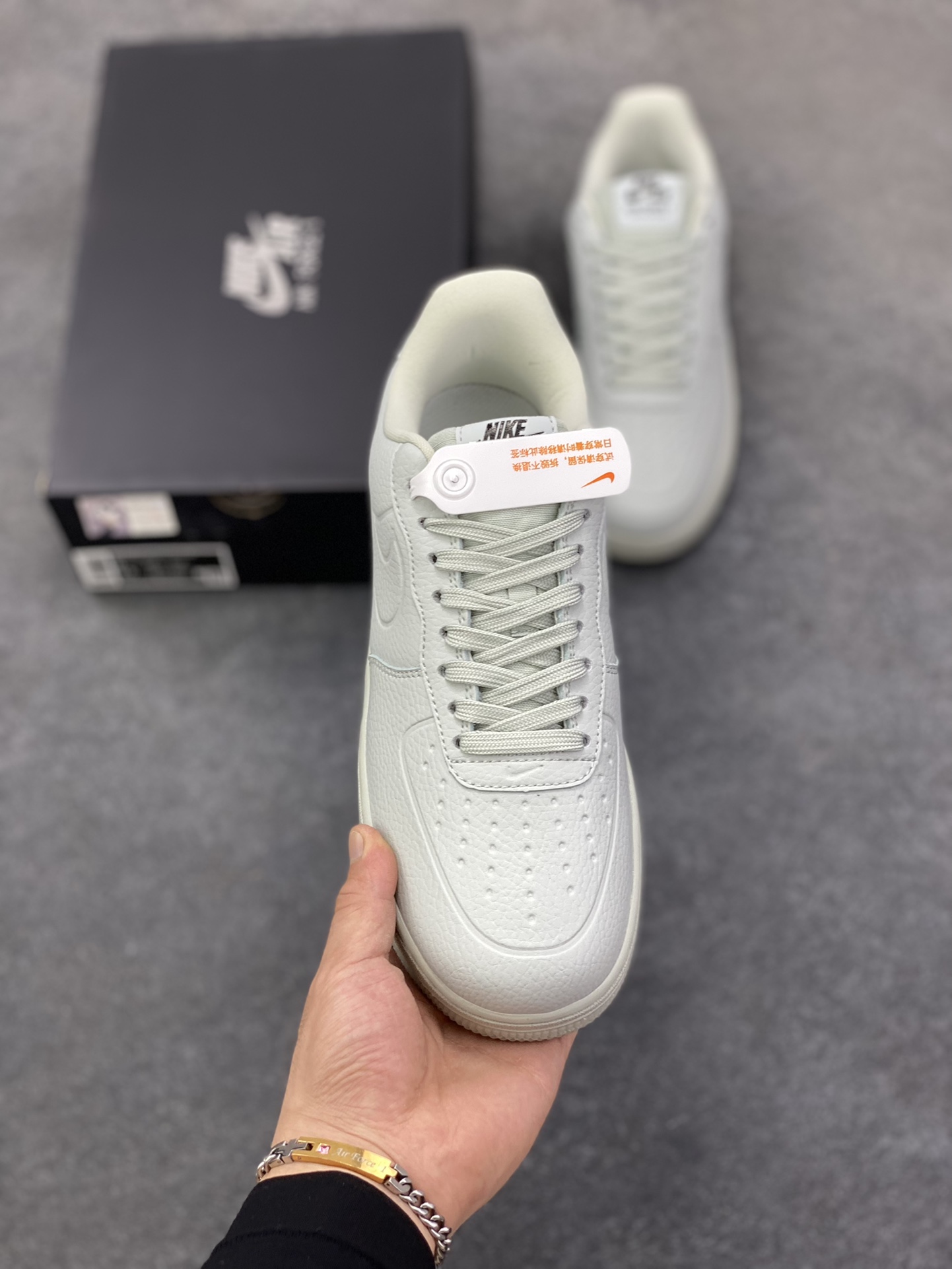 图片[2]-福利特价 Nike Air Force 1 Low 防水水泥灰 原楦头原纸板 打造纯正空军版型 专注外贸渠道 全掌内置蜂窝气垫 原盒配件 原厂中底钢印、拉帮完美 货号：FB8875-002 尺码：36 36.5 37.5 38 38.5 39 40 40.5 41 42 42.5 43 44 44.5 45-选品中心