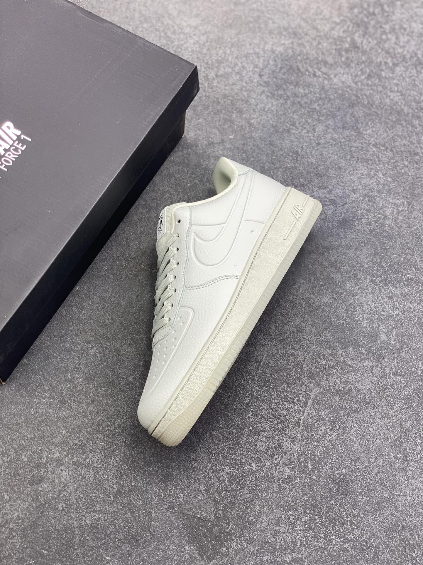 图片[7]-福利特价 Nike Air Force 1 Low 防水水泥灰 原楦头原纸板 打造纯正空军版型 专注外贸渠道 全掌内置蜂窝气垫 原盒配件 原厂中底钢印、拉帮完美 货号：FB8875-002 尺码：36 36.5 37.5 38 38.5 39 40 40.5 41 42 42.5 43 44 44.5 45-选品中心