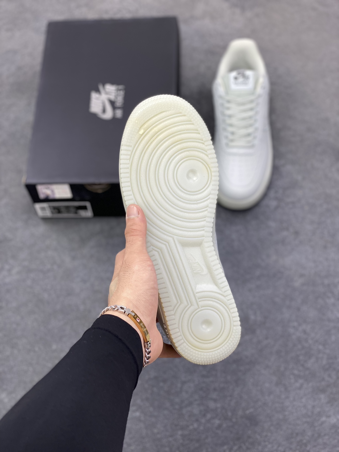 图片[5]-福利特价 Nike Air Force 1 Low 防水水泥灰 原楦头原纸板 打造纯正空军版型 专注外贸渠道 全掌内置蜂窝气垫 原盒配件 原厂中底钢印、拉帮完美 货号：FB8875-002 尺码：36 36.5 37.5 38 38.5 39 40 40.5 41 42 42.5 43 44 44.5 45-选品中心