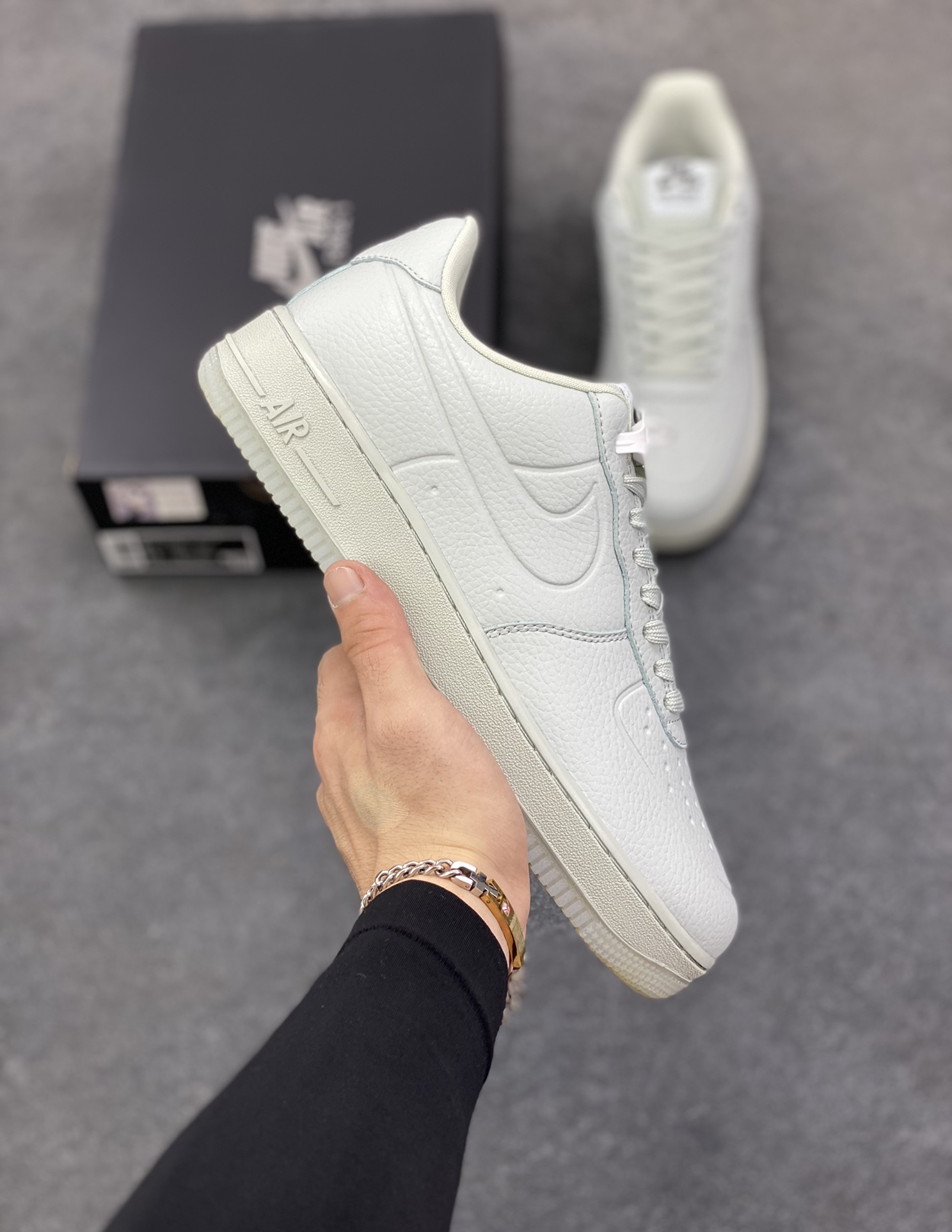 福利特价 Nike Air Force 1 Low 防水水泥灰 原楦头原纸板 打造纯正空军版型 专注外贸渠道 全掌内置蜂窝气垫 原盒配件 原厂中底钢印、拉帮完美 货号：FB8875-002 尺码：36 36.5 37.5 38 38.5 39 40 40.5 41 42 42.5 43 44 44.5 45-选品中心