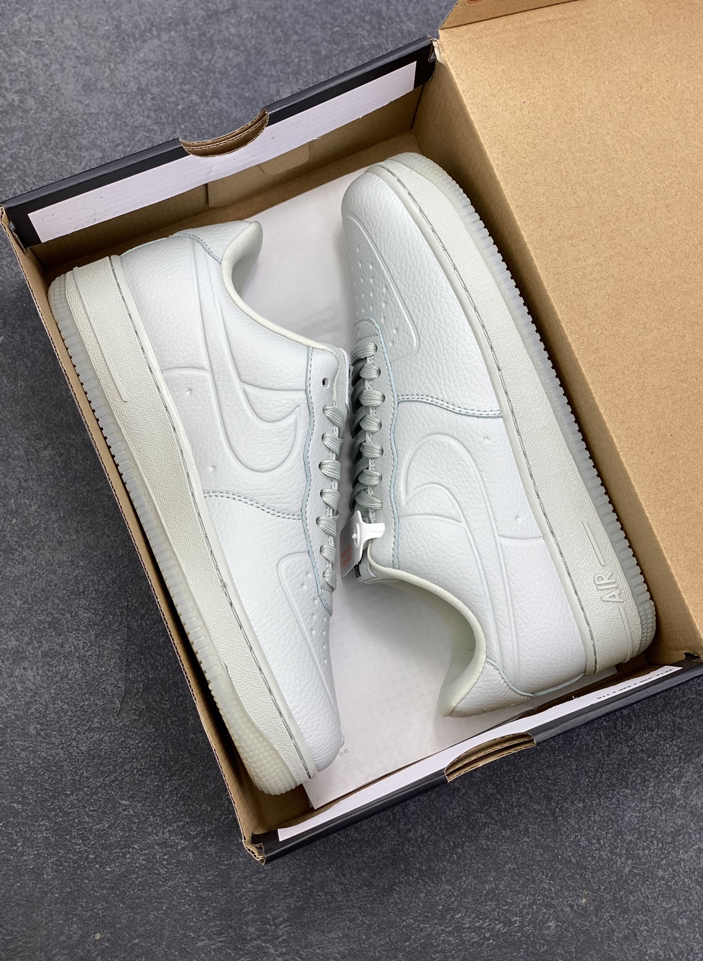 图片[9]-福利特价 Nike Air Force 1 Low 防水水泥灰 原楦头原纸板 打造纯正空军版型 专注外贸渠道 全掌内置蜂窝气垫 原盒配件 原厂中底钢印、拉帮完美 货号：FB8875-002 尺码：36 36.5 37.5 38 38.5 39 40 40.5 41 42 42.5 43 44 44.5 45-选品中心