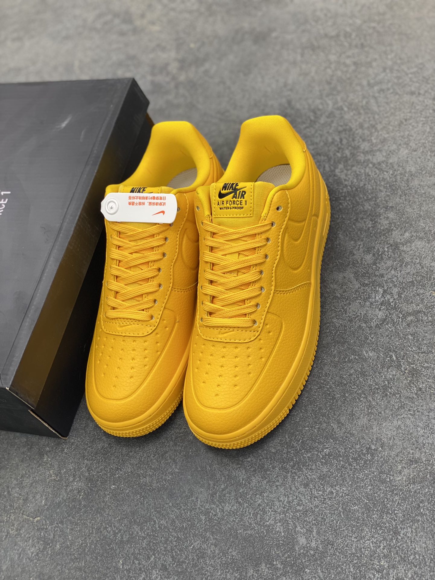 图片[8]-福利特价 Nike Air Force 1 Low 防水黄 原楦头原纸板 打造纯正空军版型 专注外贸渠道 全掌内置蜂窝气垫 原盒配件 原厂中底钢印、拉帮完美 货号：FB8875-700 尺码：36 36.5 37.5 38 38.5 39 40 40.5 41 42 42.5 43 44 44.5 45-选品中心