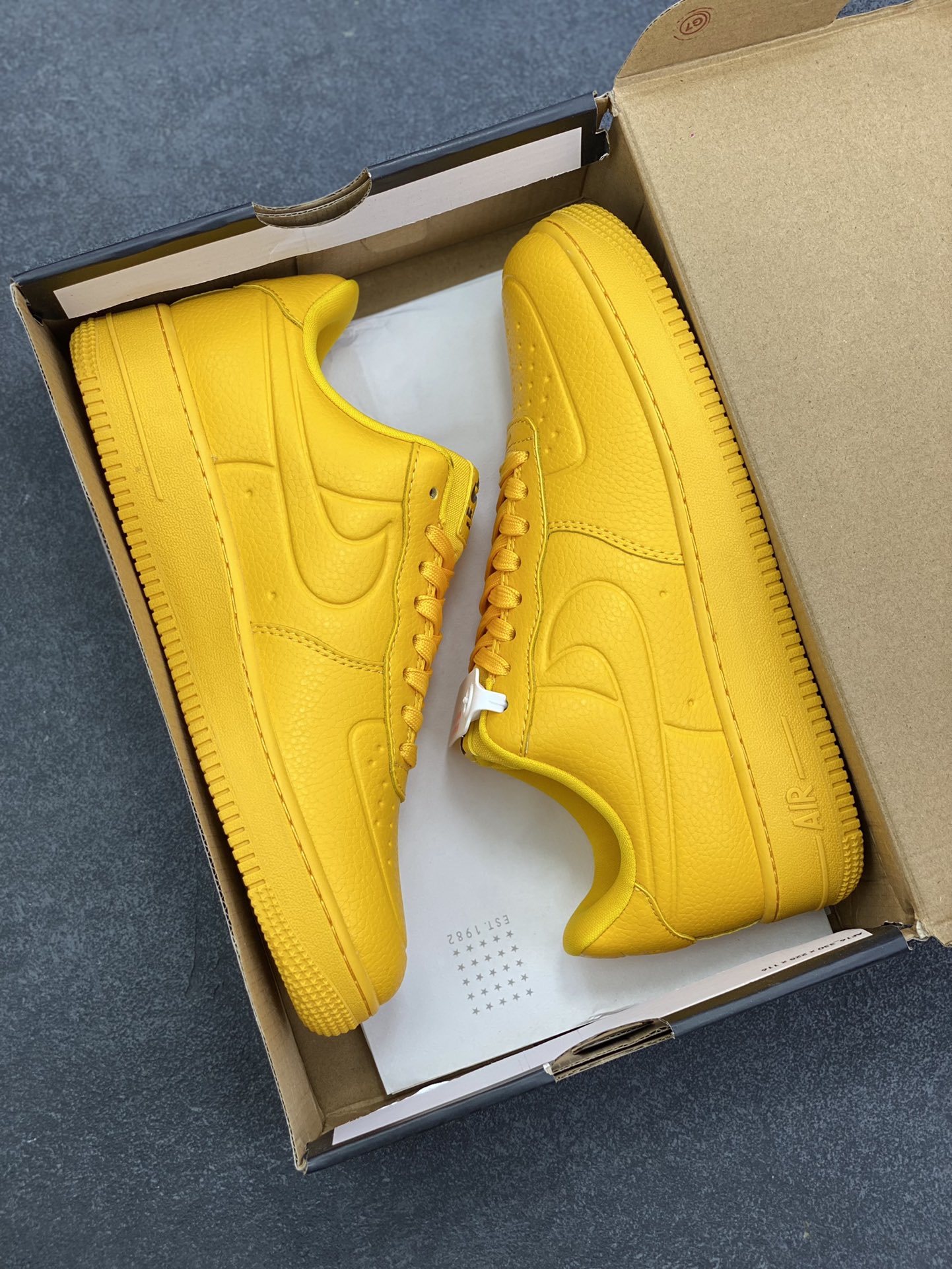 图片[9]-福利特价 Nike Air Force 1 Low 防水黄 原楦头原纸板 打造纯正空军版型 专注外贸渠道 全掌内置蜂窝气垫 原盒配件 原厂中底钢印、拉帮完美 货号：FB8875-700 尺码：36 36.5 37.5 38 38.5 39 40 40.5 41 42 42.5 43 44 44.5 45-选品中心