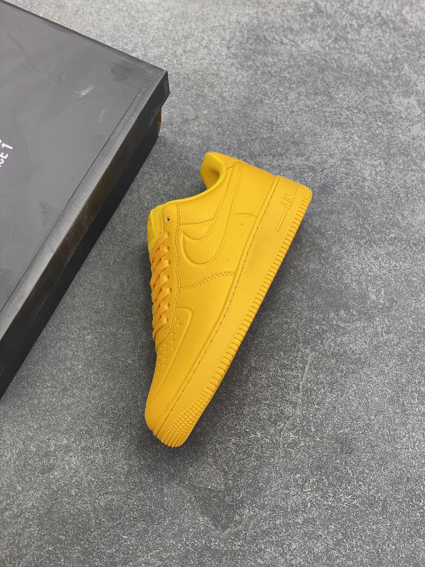 图片[7]-福利特价 Nike Air Force 1 Low 防水黄 原楦头原纸板 打造纯正空军版型 专注外贸渠道 全掌内置蜂窝气垫 原盒配件 原厂中底钢印、拉帮完美 货号：FB8875-700 尺码：36 36.5 37.5 38 38.5 39 40 40.5 41 42 42.5 43 44 44.5 45-选品中心