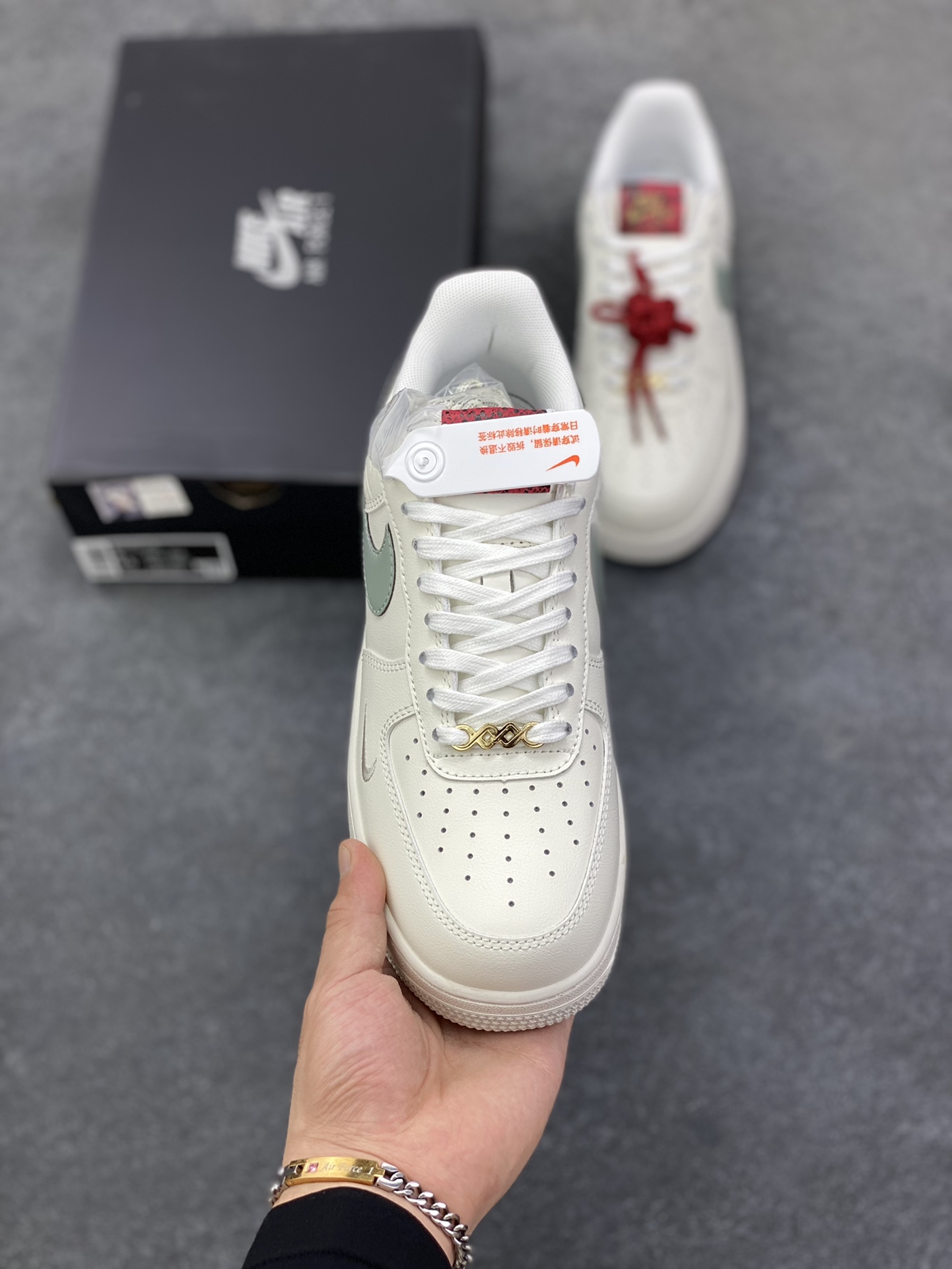 图片[2]-福利特价 Nike Air Force 1 Low 蛇年 原楦头原纸板 打造纯正空军版型 专注外贸渠道 全掌内置蜂窝气垫 原盒配件 原厂中底钢印、拉帮完美 货号：HV5979-130 尺码：36 36.5 37.5 38 38.5 39 40 40.5 41 42 42.5 43 44 44.5 45-选品中心