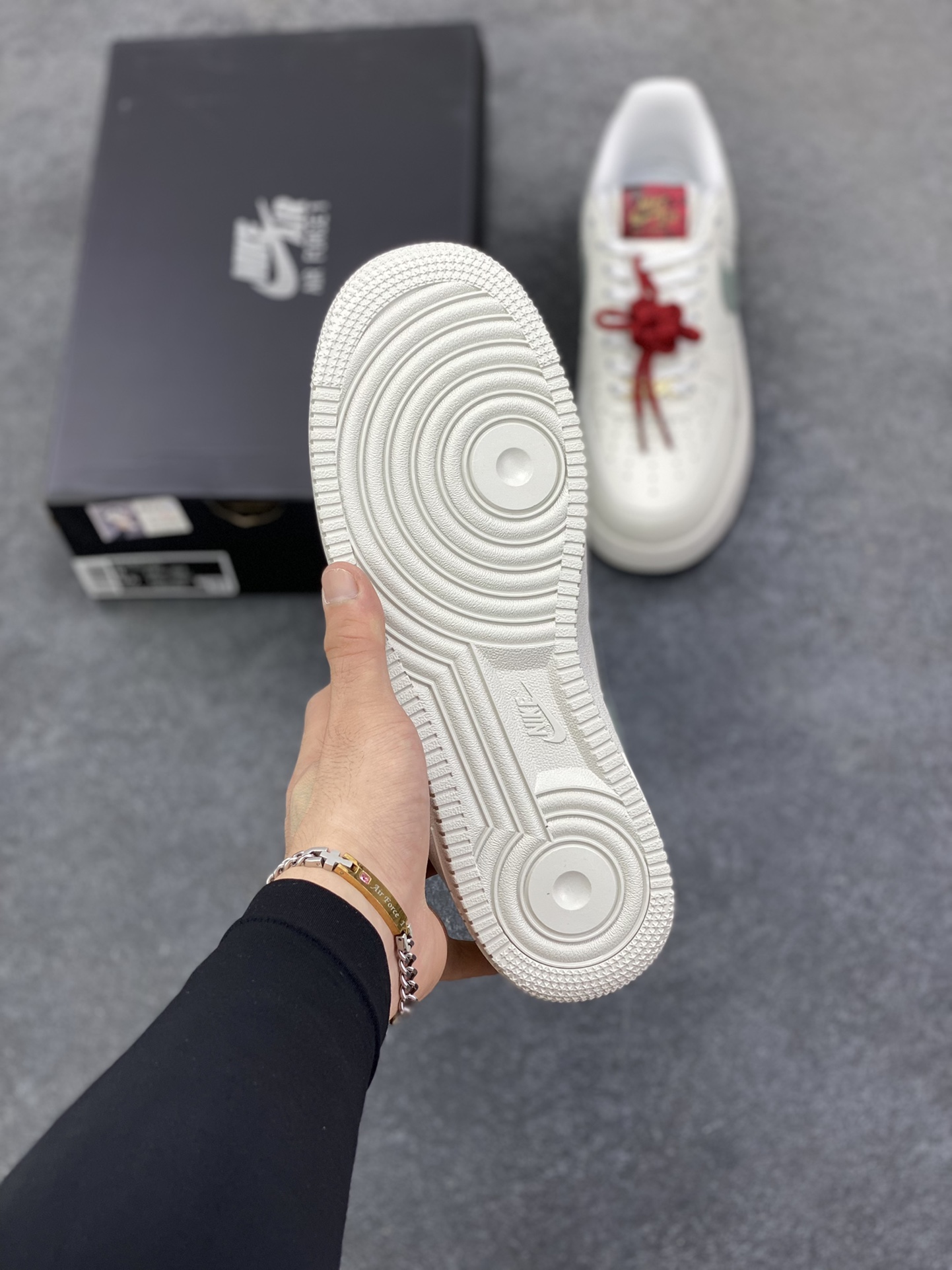图片[5]-福利特价 Nike Air Force 1 Low 蛇年 原楦头原纸板 打造纯正空军版型 专注外贸渠道 全掌内置蜂窝气垫 原盒配件 原厂中底钢印、拉帮完美 货号：HV5979-130 尺码：36 36.5 37.5 38 38.5 39 40 40.5 41 42 42.5 43 44 44.5 45-选品中心