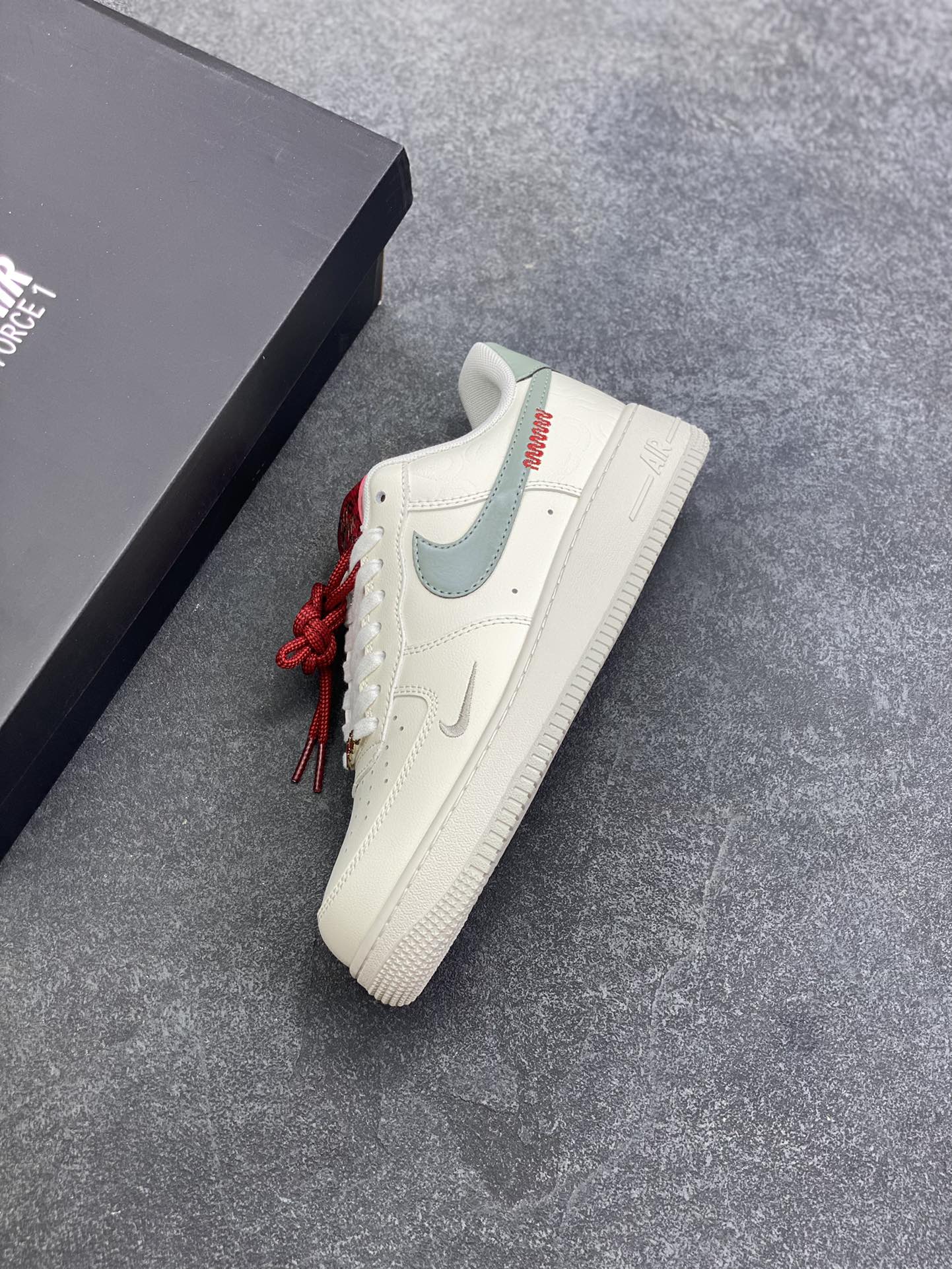 图片[7]-福利特价 Nike Air Force 1 Low 蛇年 原楦头原纸板 打造纯正空军版型 专注外贸渠道 全掌内置蜂窝气垫 原盒配件 原厂中底钢印、拉帮完美 货号：HV5979-130 尺码：36 36.5 37.5 38 38.5 39 40 40.5 41 42 42.5 43 44 44.5 45-选品中心