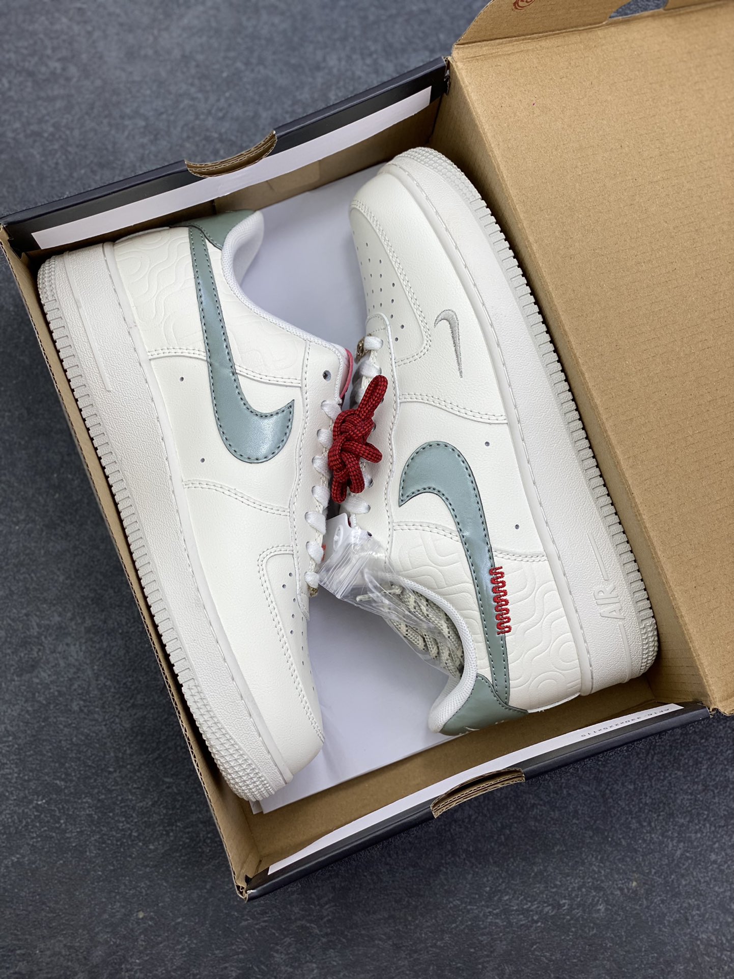 图片[9]-福利特价 Nike Air Force 1 Low 蛇年 原楦头原纸板 打造纯正空军版型 专注外贸渠道 全掌内置蜂窝气垫 原盒配件 原厂中底钢印、拉帮完美 货号：HV5979-130 尺码：36 36.5 37.5 38 38.5 39 40 40.5 41 42 42.5 43 44 44.5 45-选品中心