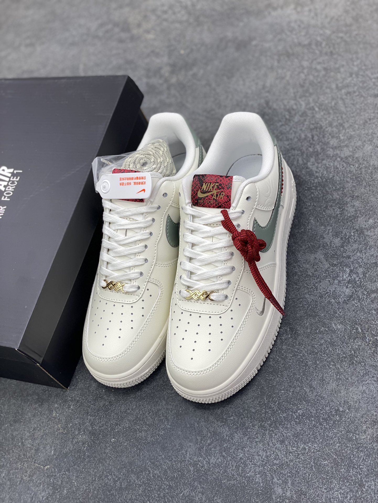 图片[8]-福利特价 Nike Air Force 1 Low 蛇年 原楦头原纸板 打造纯正空军版型 专注外贸渠道 全掌内置蜂窝气垫 原盒配件 原厂中底钢印、拉帮完美 货号：HV5979-130 尺码：36 36.5 37.5 38 38.5 39 40 40.5 41 42 42.5 43 44 44.5 45-选品中心