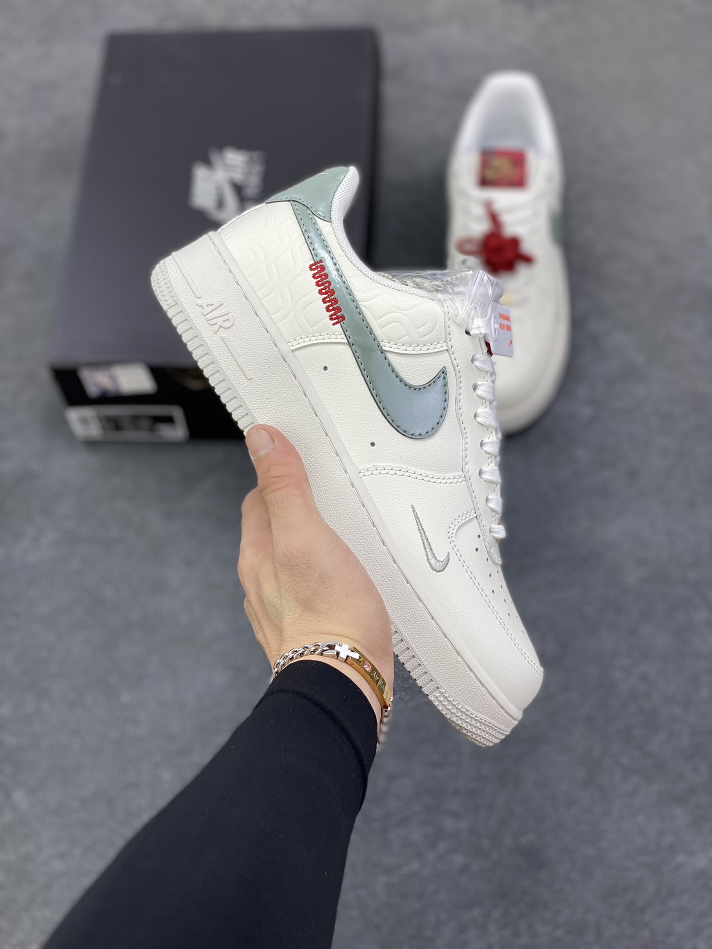 福利特价 Nike Air Force 1 Low 蛇年 原楦头原纸板 打造纯正空军版型 专注外贸渠道 全掌内置蜂窝气垫 原盒配件 原厂中底钢印、拉帮完美 货号：HV5979-130 尺码：36 36.5 37.5 38 38.5 39 40 40.5 41 42 42.5 43 44 44.5 45-选品中心