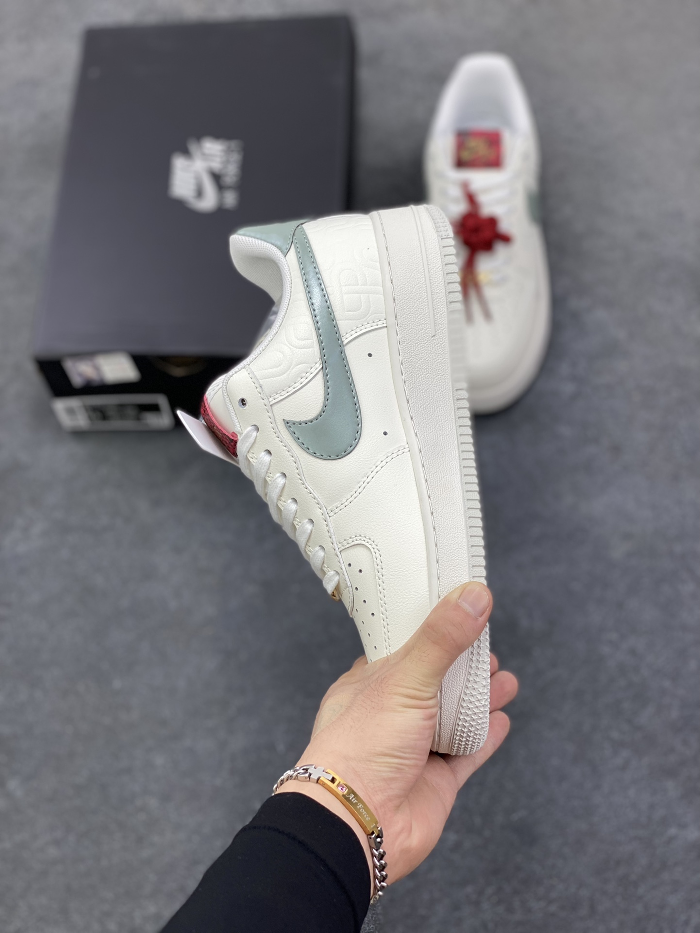 图片[3]-福利特价 Nike Air Force 1 Low 蛇年 原楦头原纸板 打造纯正空军版型 专注外贸渠道 全掌内置蜂窝气垫 原盒配件 原厂中底钢印、拉帮完美 货号：HV5979-130 尺码：36 36.5 37.5 38 38.5 39 40 40.5 41 42 42.5 43 44 44.5 45-选品中心
