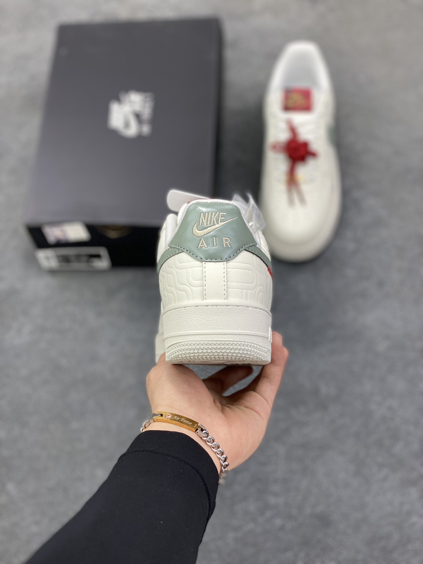 图片[4]-福利特价 Nike Air Force 1 Low 蛇年 原楦头原纸板 打造纯正空军版型 专注外贸渠道 全掌内置蜂窝气垫 原盒配件 原厂中底钢印、拉帮完美 货号：HV5979-130 尺码：36 36.5 37.5 38 38.5 39 40 40.5 41 42 42.5 43 44 44.5 45-选品中心