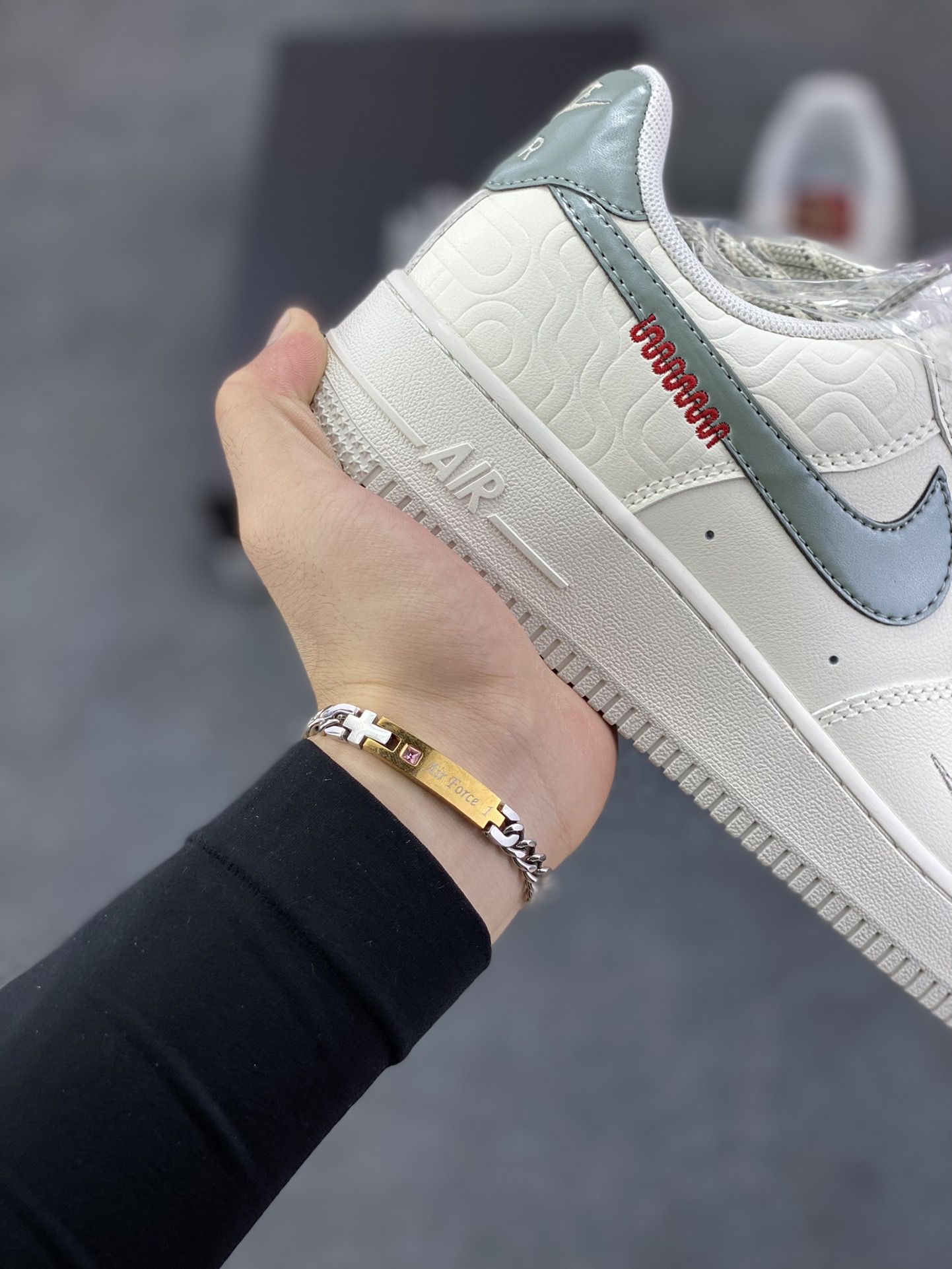 图片[6]-福利特价 Nike Air Force 1 Low 蛇年 原楦头原纸板 打造纯正空军版型 专注外贸渠道 全掌内置蜂窝气垫 原盒配件 原厂中底钢印、拉帮完美 货号：HV5979-130 尺码：36 36.5 37.5 38 38.5 39 40 40.5 41 42 42.5 43 44 44.5 45-选品中心