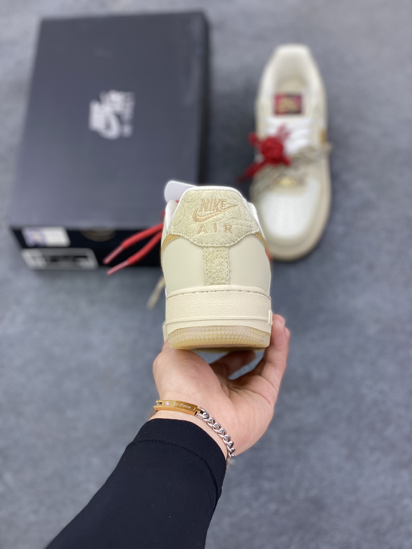 图片[4]-福利特价 Nike Air Force 1 Low 蛇年 原楦头原纸板 打造纯正空军版型 专注外贸渠道 全掌内置蜂窝气垫 原盒配件 原厂中底钢印、拉帮完美 货号：HV5990-172 尺码：36 36.5 37.5 38 38.5 39 40 40.5 41 42 42.5 43 44 44.5 45-选品中心