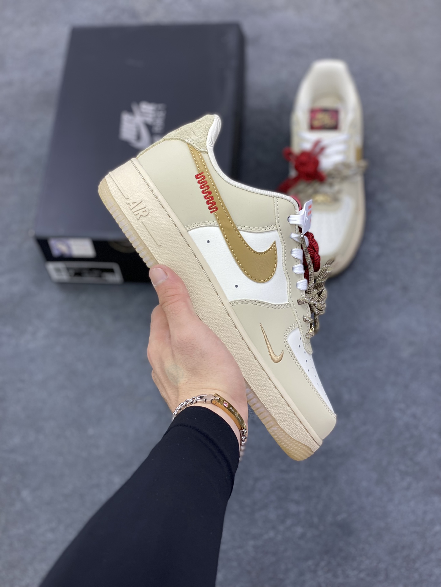 福利特价 Nike Air Force 1 Low 蛇年 原楦头原纸板 打造纯正空军版型 专注外贸渠道 全掌内置蜂窝气垫 原盒配件 原厂中底钢印、拉帮完美 货号：HV5990-172 尺码：36 36.5 37.5 38 38.5 39 40 40.5 41 42 42.5 43 44 44.5 45-选品中心