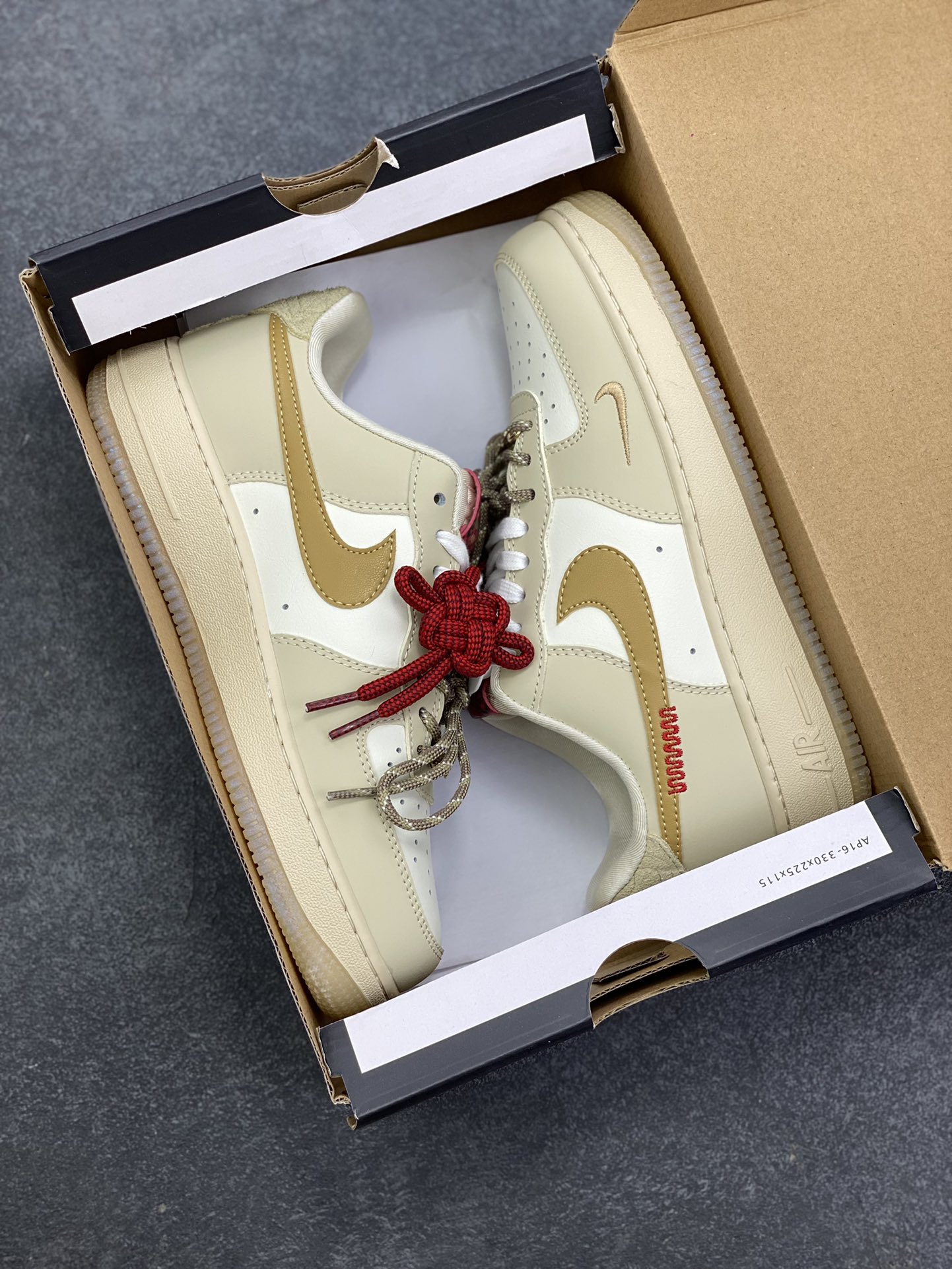 图片[9]-福利特价 Nike Air Force 1 Low 蛇年 原楦头原纸板 打造纯正空军版型 专注外贸渠道 全掌内置蜂窝气垫 原盒配件 原厂中底钢印、拉帮完美 货号：HV5990-172 尺码：36 36.5 37.5 38 38.5 39 40 40.5 41 42 42.5 43 44 44.5 45-选品中心