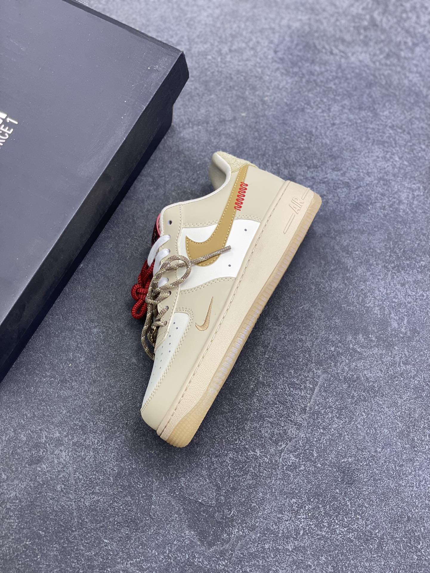 图片[7]-福利特价 Nike Air Force 1 Low 蛇年 原楦头原纸板 打造纯正空军版型 专注外贸渠道 全掌内置蜂窝气垫 原盒配件 原厂中底钢印、拉帮完美 货号：HV5990-172 尺码：36 36.5 37.5 38 38.5 39 40 40.5 41 42 42.5 43 44 44.5 45-选品中心