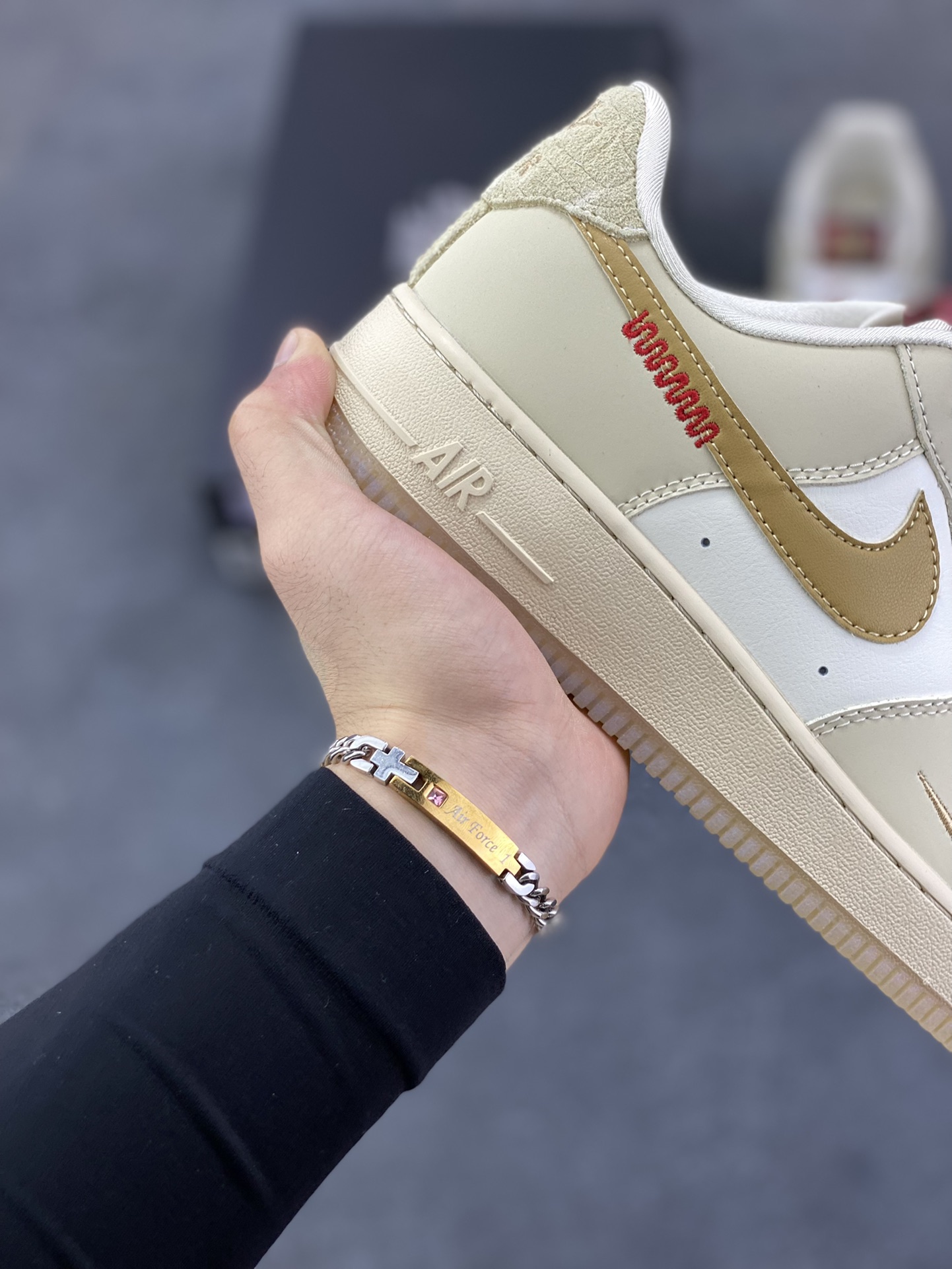 图片[6]-福利特价 Nike Air Force 1 Low 蛇年 原楦头原纸板 打造纯正空军版型 专注外贸渠道 全掌内置蜂窝气垫 原盒配件 原厂中底钢印、拉帮完美 货号：HV5990-172 尺码：36 36.5 37.5 38 38.5 39 40 40.5 41 42 42.5 43 44 44.5 45-选品中心