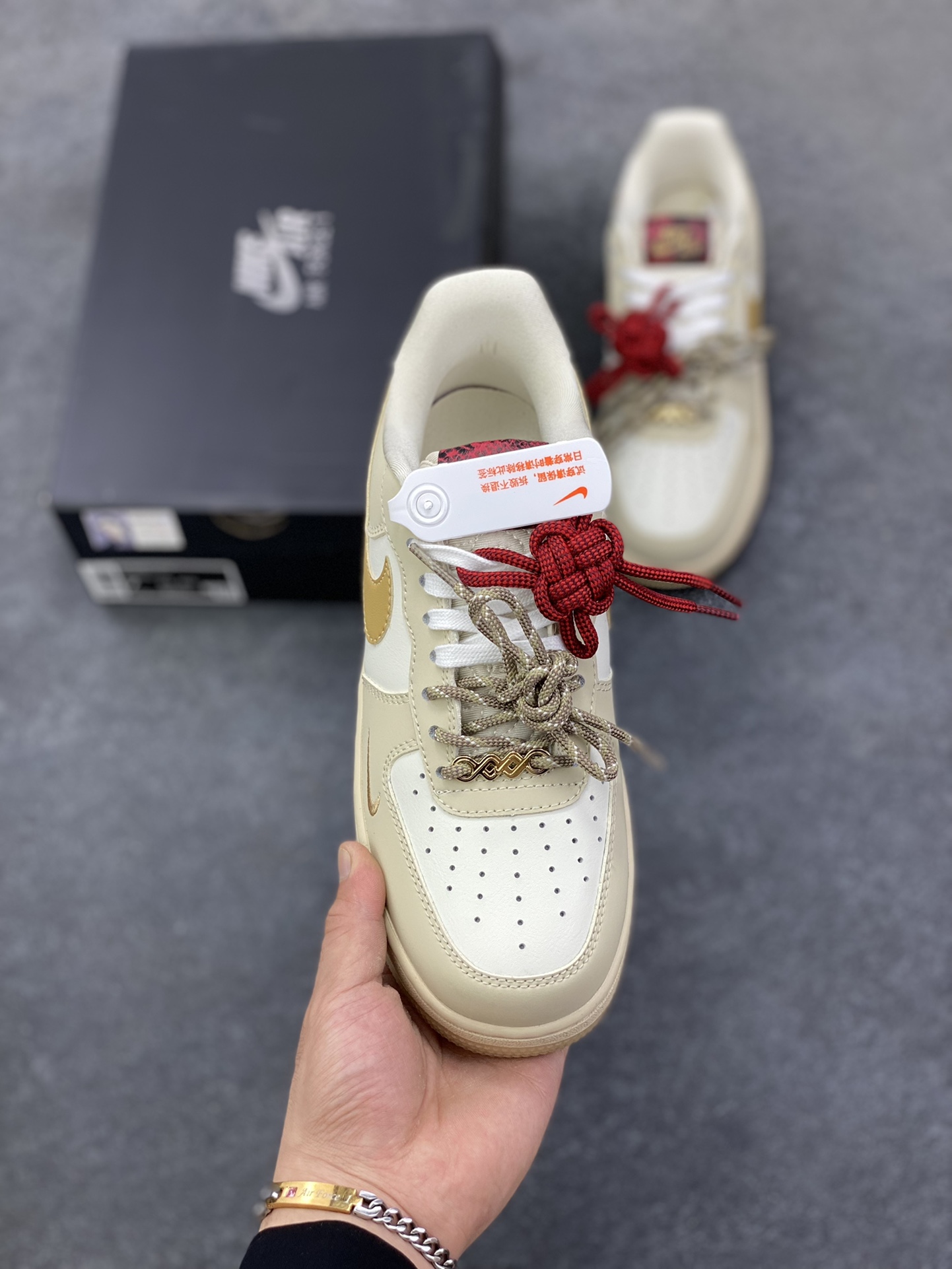 图片[2]-福利特价 Nike Air Force 1 Low 蛇年 原楦头原纸板 打造纯正空军版型 专注外贸渠道 全掌内置蜂窝气垫 原盒配件 原厂中底钢印、拉帮完美 货号：HV5990-172 尺码：36 36.5 37.5 38 38.5 39 40 40.5 41 42 42.5 43 44 44.5 45-选品中心