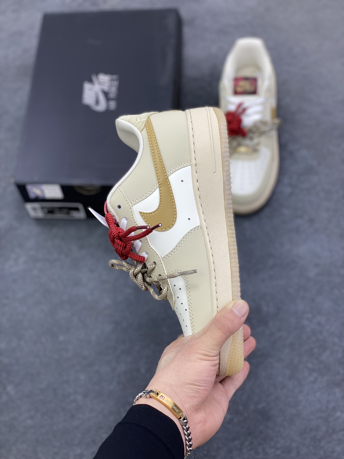 图片[3]-福利特价 Nike Air Force 1 Low 蛇年 原楦头原纸板 打造纯正空军版型 专注外贸渠道 全掌内置蜂窝气垫 原盒配件 原厂中底钢印、拉帮完美 货号：HV5990-172 尺码：36 36.5 37.5 38 38.5 39 40 40.5 41 42 42.5 43 44 44.5 45-选品中心