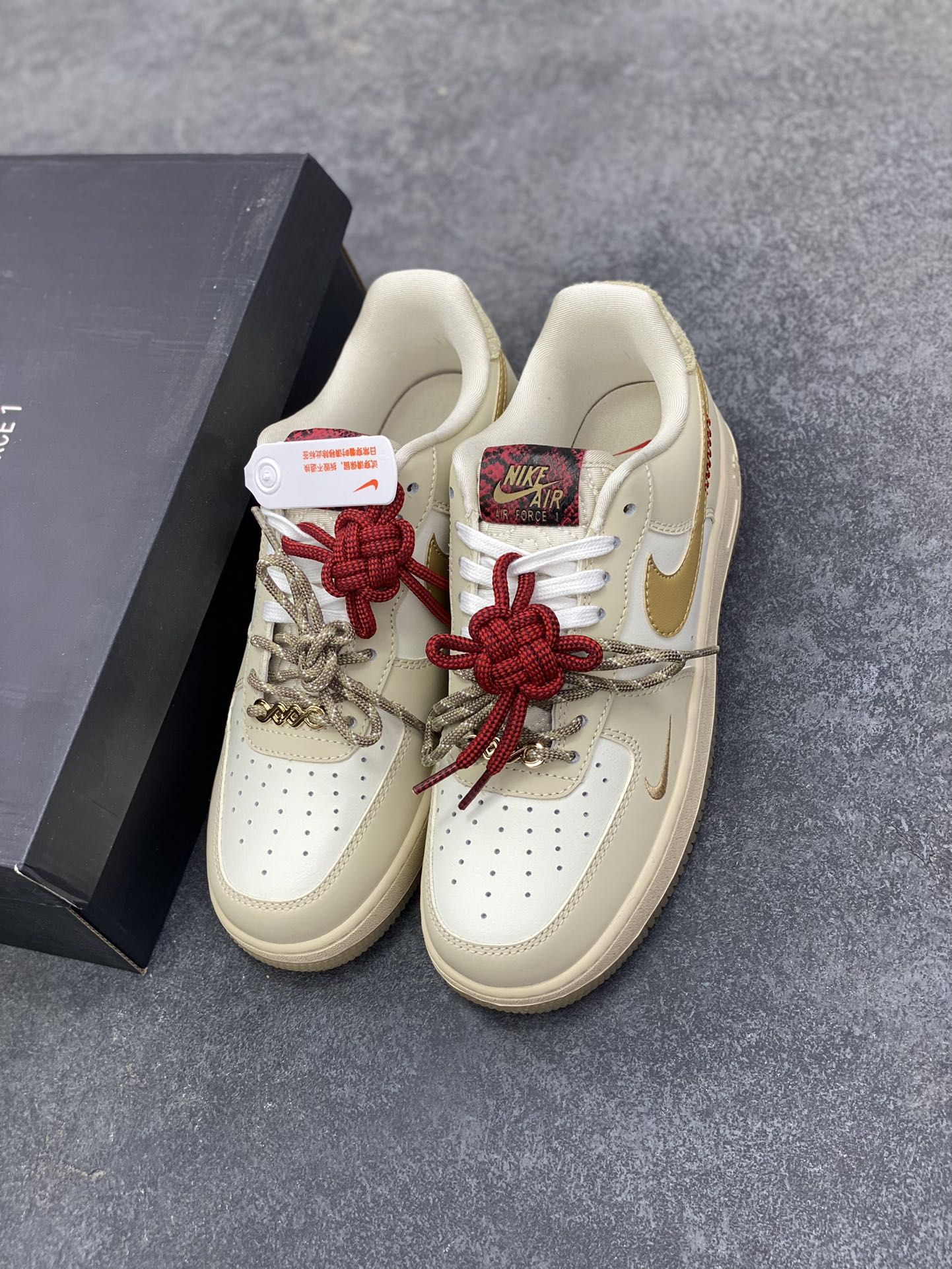 图片[8]-福利特价 Nike Air Force 1 Low 蛇年 原楦头原纸板 打造纯正空军版型 专注外贸渠道 全掌内置蜂窝气垫 原盒配件 原厂中底钢印、拉帮完美 货号：HV5990-172 尺码：36 36.5 37.5 38 38.5 39 40 40.5 41 42 42.5 43 44 44.5 45-选品中心