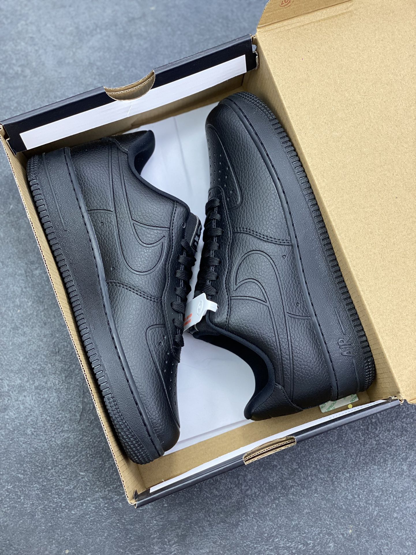 图片[9]-福利特价 Nike Air Force 1 Low 防水全黑 原楦头原纸板 打造纯正空军版型 专注外贸渠道 全掌内置蜂窝气垫 原盒配件 原厂中底钢印、拉帮完美 货号：FB8875-001 尺码：36 36.5 37.5 38 38.5 39 40 40.5 41 42 42.5 43 44 44.5 45-选品中心
