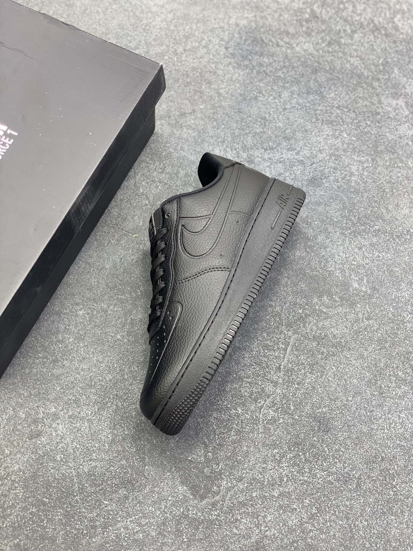 图片[7]-福利特价 Nike Air Force 1 Low 防水全黑 原楦头原纸板 打造纯正空军版型 专注外贸渠道 全掌内置蜂窝气垫 原盒配件 原厂中底钢印、拉帮完美 货号：FB8875-001 尺码：36 36.5 37.5 38 38.5 39 40 40.5 41 42 42.5 43 44 44.5 45-选品中心