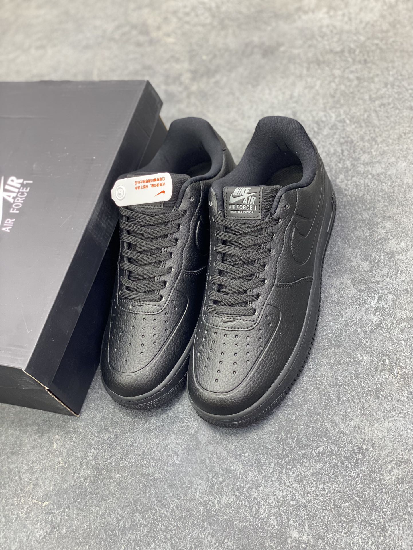 图片[8]-福利特价 Nike Air Force 1 Low 防水全黑 原楦头原纸板 打造纯正空军版型 专注外贸渠道 全掌内置蜂窝气垫 原盒配件 原厂中底钢印、拉帮完美 货号：FB8875-001 尺码：36 36.5 37.5 38 38.5 39 40 40.5 41 42 42.5 43 44 44.5 45-选品中心
