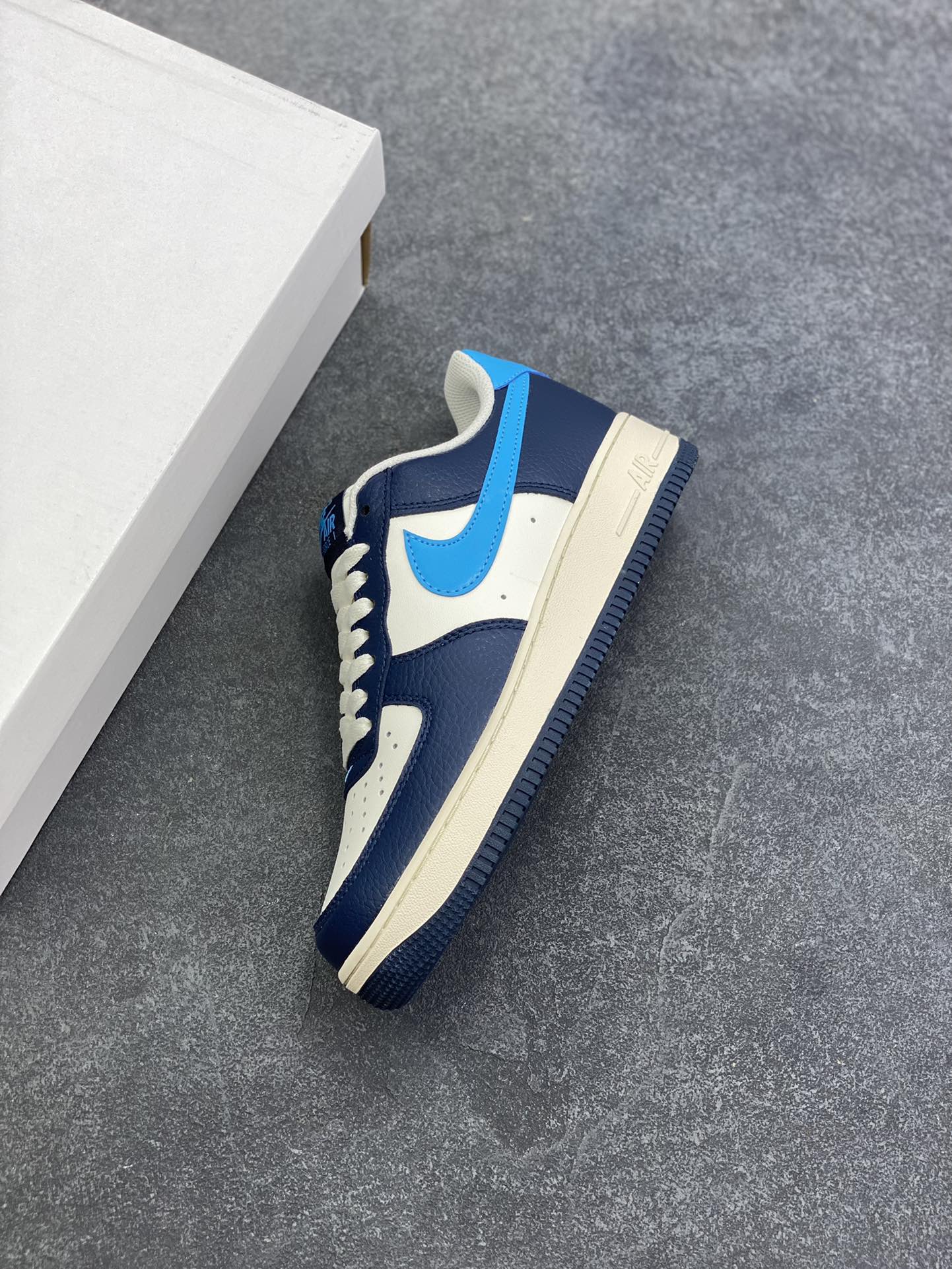 图片[7]-福利特价 Nike Air Force 1 Low 07 BTS 白蓝 原楦头原纸板 打造纯正低帮空军版型 专注外贸渠道 全掌内置蜂窝气垫 原盒配件 原厂中底钢印、拉帮完美 货号：HJ9291-478 尺码：39 40 40.5 41 42 42.5 43 44 44.5 45-选品中心