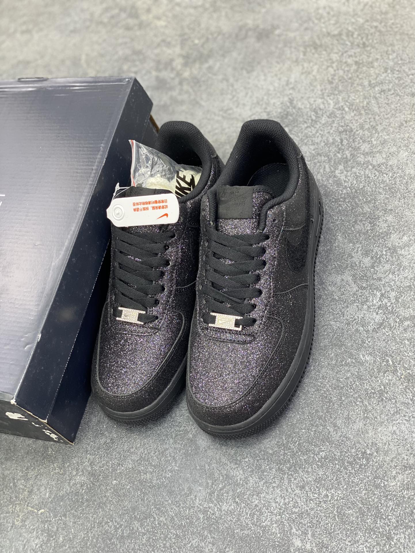 图片[8]-福利特价 Nike Air Force 1 Low 07 黑闪粉换勾 原楦头原纸板 打造纯正低帮空军版型 专注外贸渠道 全掌内置蜂窝气垫 原盒配件 原厂中底钢印、拉帮完美 货号：CW2288-001 尺码：36 36.5 37.5 38 38.5 39 40 40.5 41 42 42.5 43 44 44.5 45-选品中心