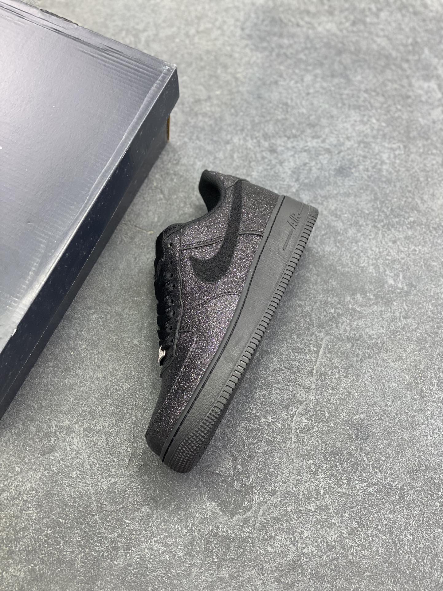 图片[7]-福利特价 Nike Air Force 1 Low 07 黑闪粉换勾 原楦头原纸板 打造纯正低帮空军版型 专注外贸渠道 全掌内置蜂窝气垫 原盒配件 原厂中底钢印、拉帮完美 货号：CW2288-001 尺码：36 36.5 37.5 38 38.5 39 40 40.5 41 42 42.5 43 44 44.5 45-选品中心