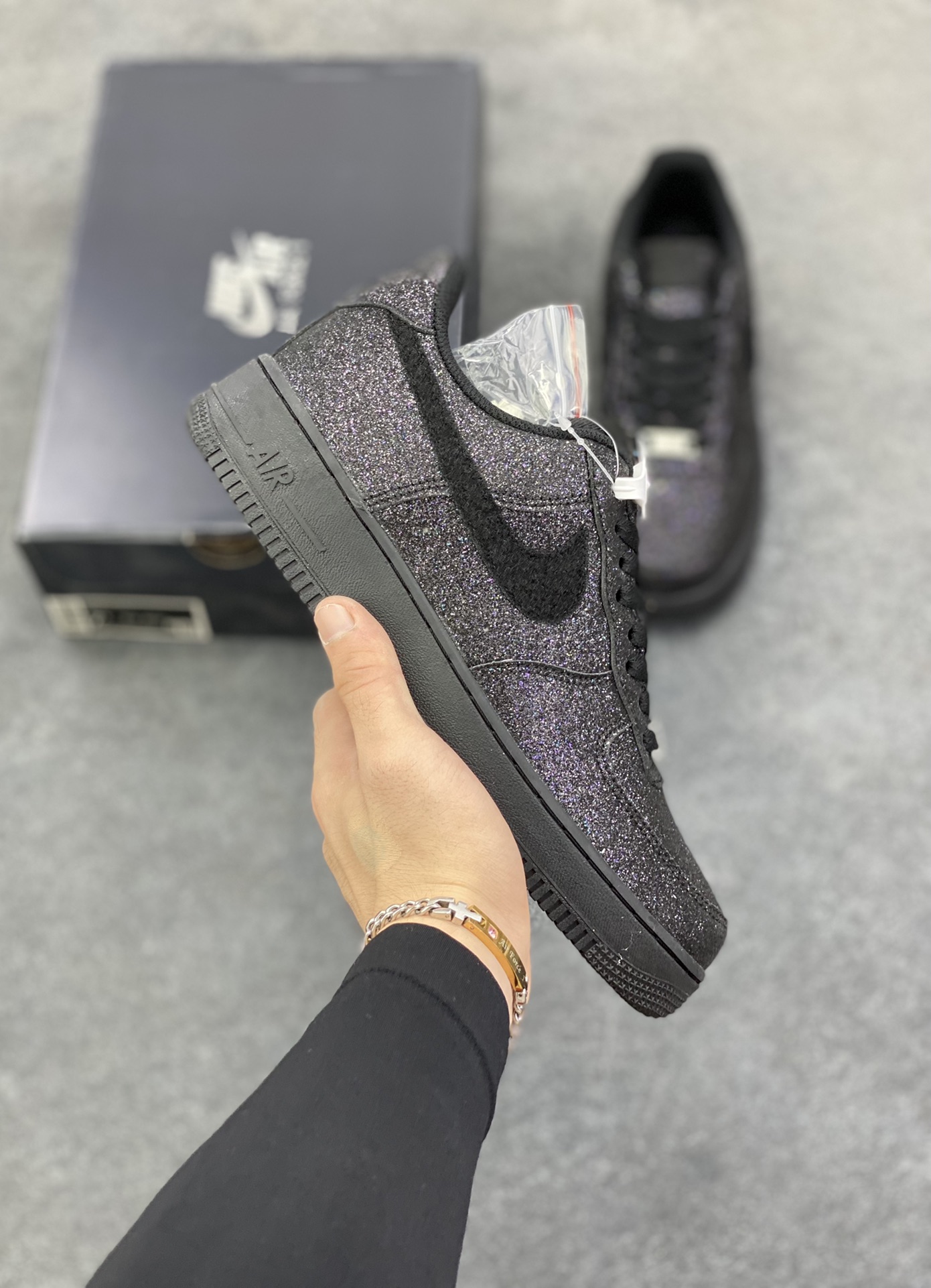 福利特价 Nike Air Force 1 Low 07 黑闪粉换勾 原楦头原纸板 打造纯正低帮空军版型 专注外贸渠道 全掌内置蜂窝气垫 原盒配件 原厂中底钢印、拉帮完美 货号：CW2288-001 尺码：36 36.5 37.5 38 38.5 39 40 40.5 41 42 42.5 43 44 44.5 45-选品中心