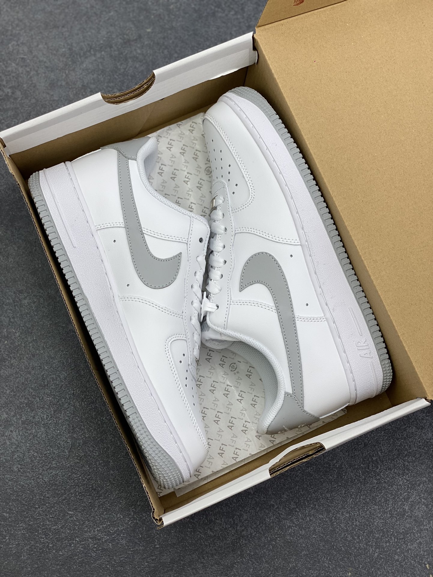 图片[9]-福利特价 Nike Air Force 1 Low 07 白灰 原楦头原纸板 打造纯正低帮空军版型 专注外贸渠道 全掌内置蜂窝气垫 原盒配件 原厂中底钢印、拉帮完美 货号：FJ4146-100 尺码：36 36.5 37.5 38 38.5 39 40 40.5 41 42 42.5 43 44 44.5 45-选品中心