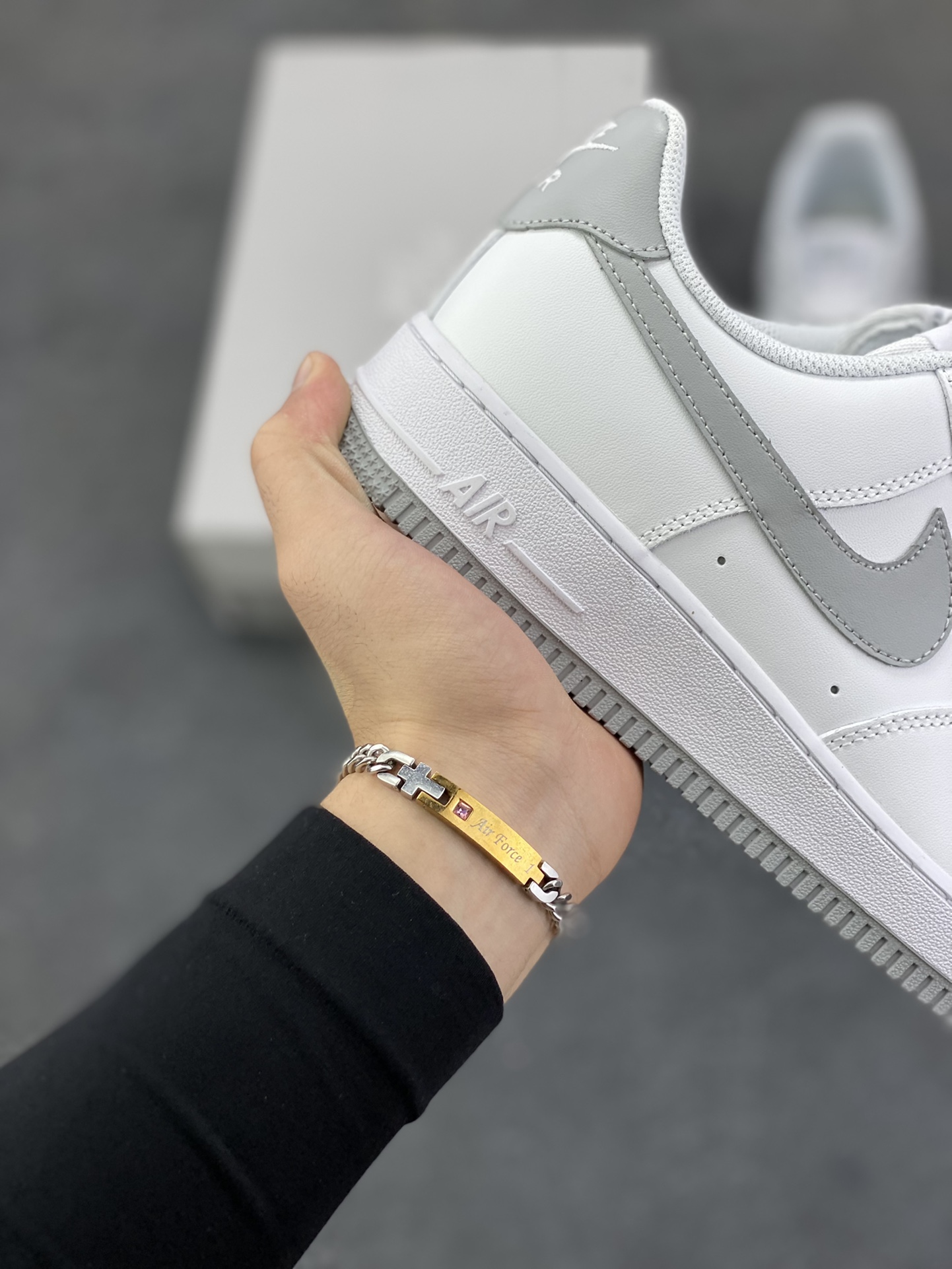 图片[6]-福利特价 Nike Air Force 1 Low 07 白灰 原楦头原纸板 打造纯正低帮空军版型 专注外贸渠道 全掌内置蜂窝气垫 原盒配件 原厂中底钢印、拉帮完美 货号：FJ4146-100 尺码：36 36.5 37.5 38 38.5 39 40 40.5 41 42 42.5 43 44 44.5 45-选品中心
