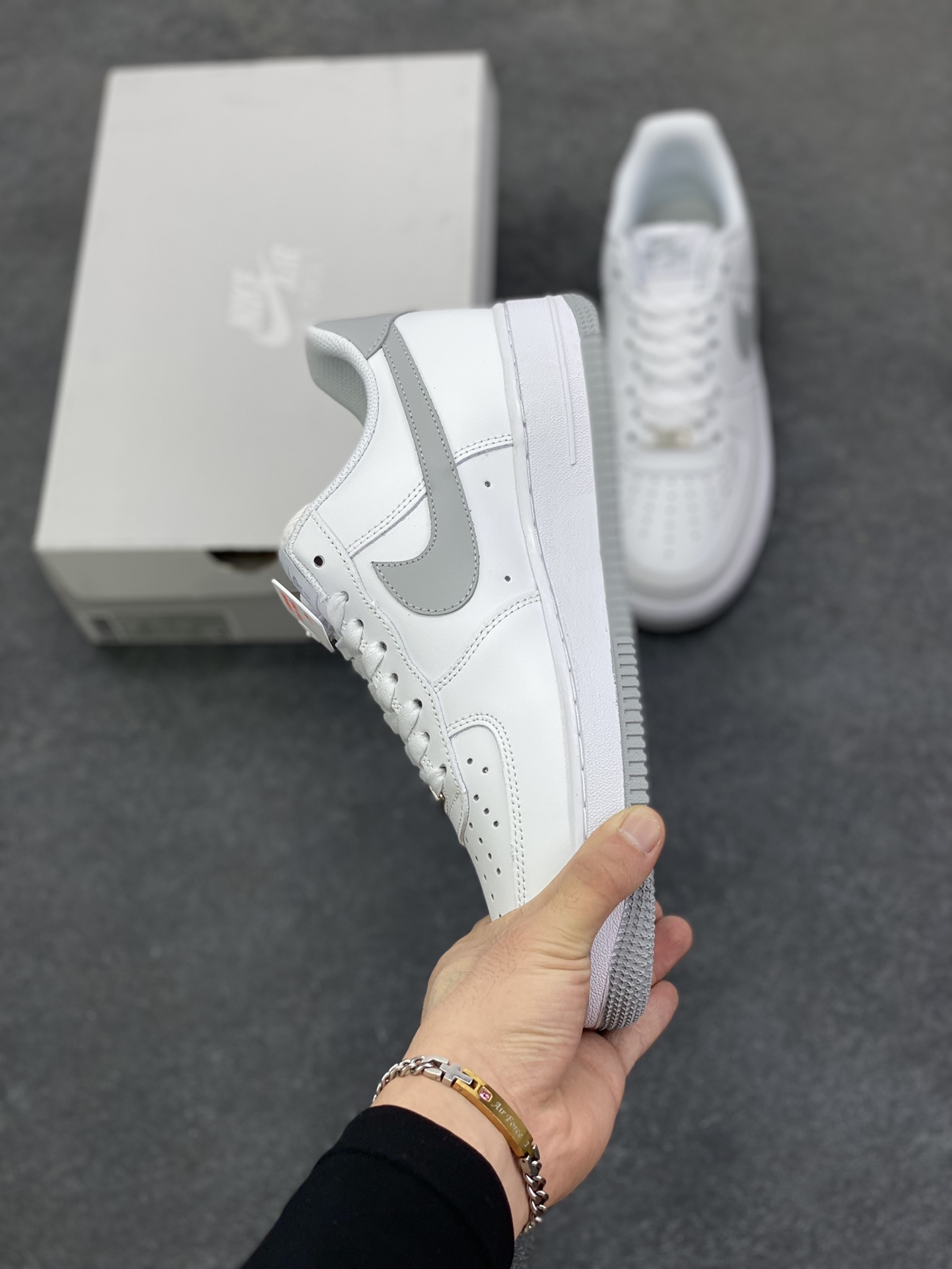 图片[3]-福利特价 Nike Air Force 1 Low 07 白灰 原楦头原纸板 打造纯正低帮空军版型 专注外贸渠道 全掌内置蜂窝气垫 原盒配件 原厂中底钢印、拉帮完美 货号：FJ4146-100 尺码：36 36.5 37.5 38 38.5 39 40 40.5 41 42 42.5 43 44 44.5 45-选品中心