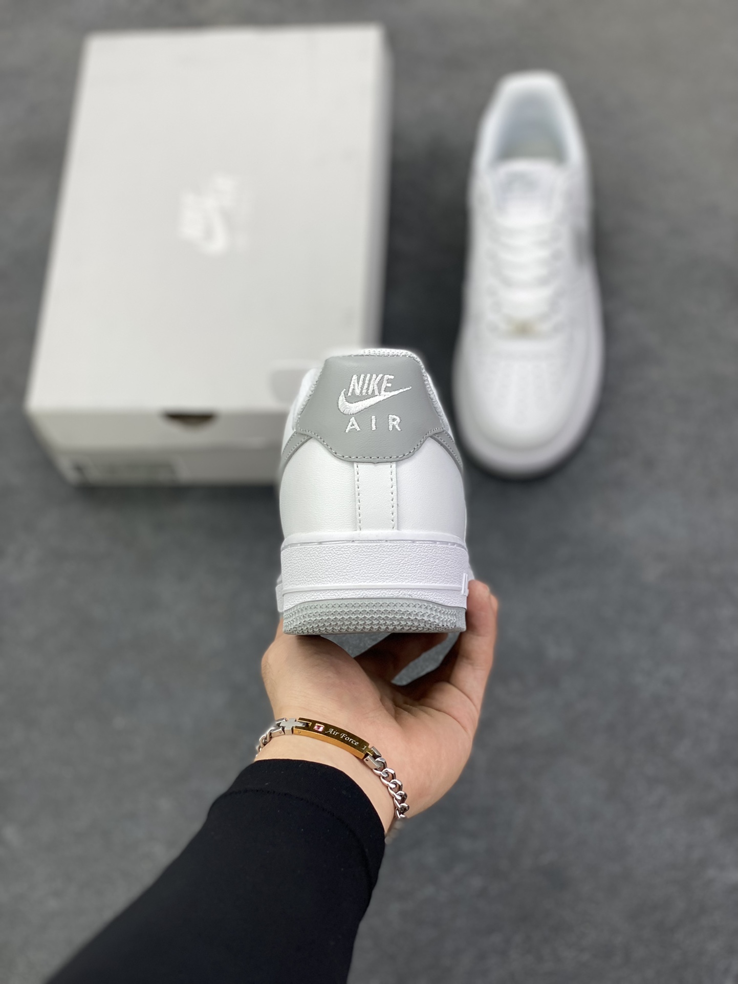 图片[4]-福利特价 Nike Air Force 1 Low 07 白灰 原楦头原纸板 打造纯正低帮空军版型 专注外贸渠道 全掌内置蜂窝气垫 原盒配件 原厂中底钢印、拉帮完美 货号：FJ4146-100 尺码：36 36.5 37.5 38 38.5 39 40 40.5 41 42 42.5 43 44 44.5 45-选品中心