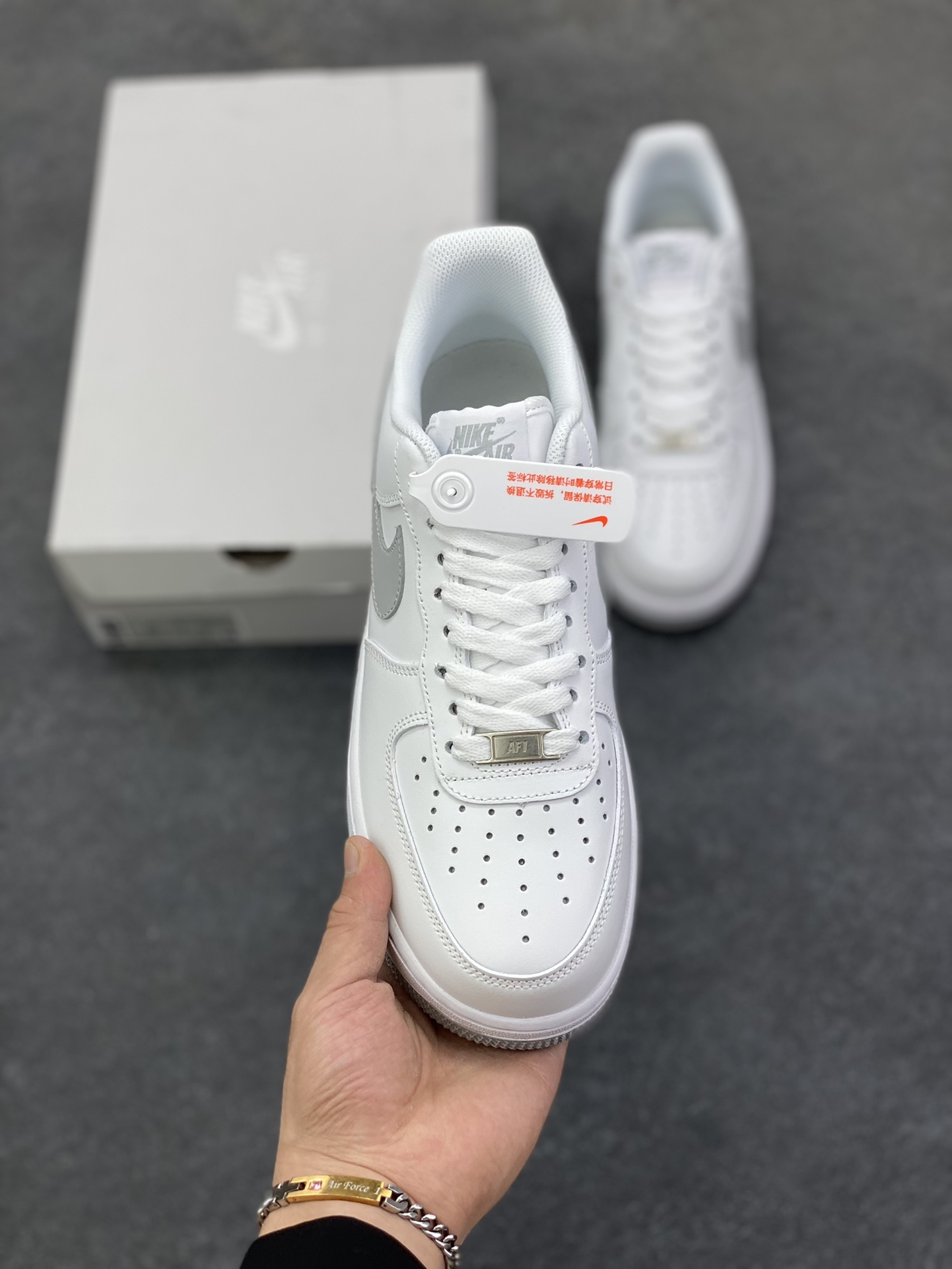 图片[2]-福利特价 Nike Air Force 1 Low 07 白灰 原楦头原纸板 打造纯正低帮空军版型 专注外贸渠道 全掌内置蜂窝气垫 原盒配件 原厂中底钢印、拉帮完美 货号：FJ4146-100 尺码：36 36.5 37.5 38 38.5 39 40 40.5 41 42 42.5 43 44 44.5 45-选品中心