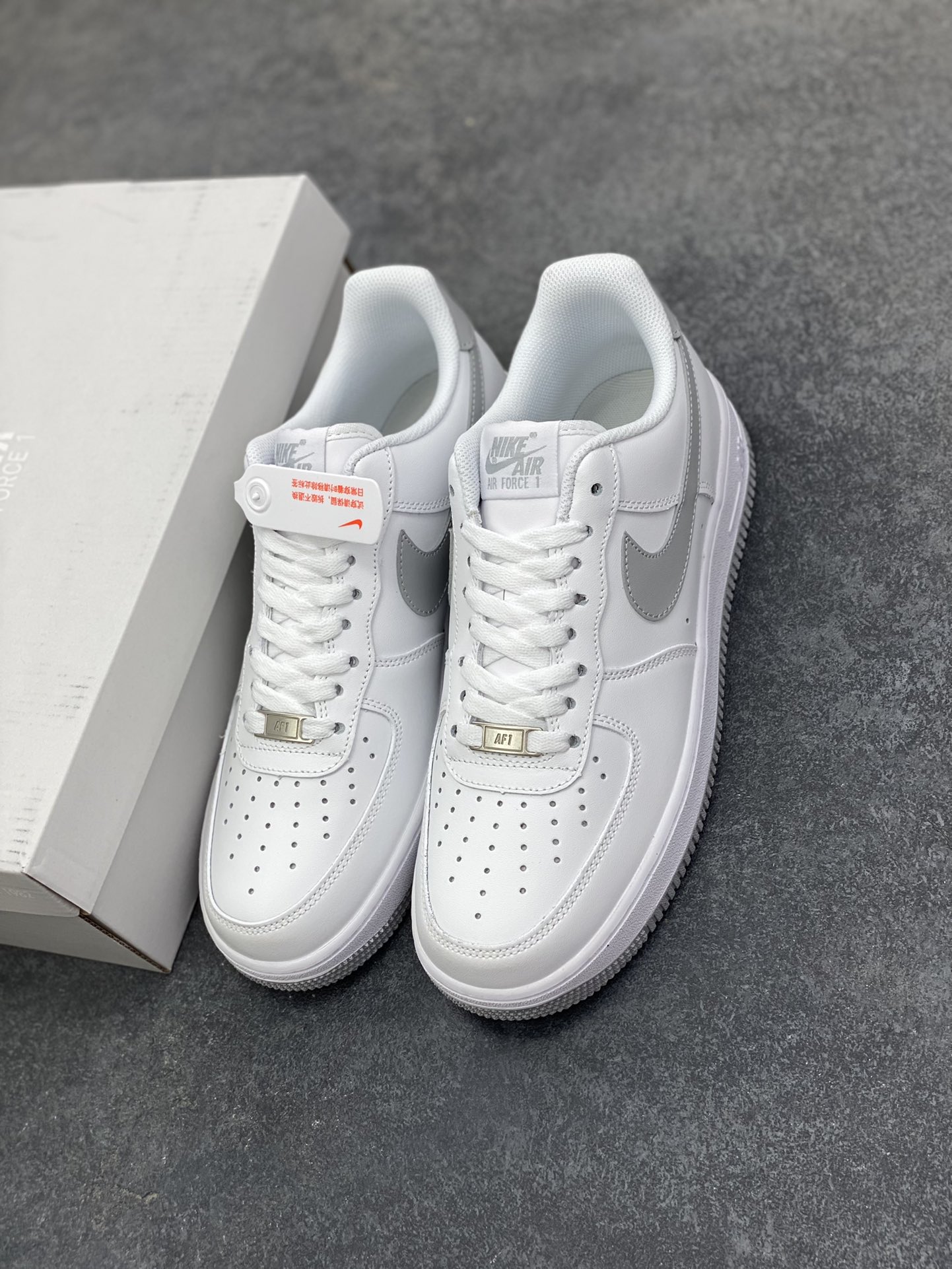 图片[8]-福利特价 Nike Air Force 1 Low 07 白灰 原楦头原纸板 打造纯正低帮空军版型 专注外贸渠道 全掌内置蜂窝气垫 原盒配件 原厂中底钢印、拉帮完美 货号：FJ4146-100 尺码：36 36.5 37.5 38 38.5 39 40 40.5 41 42 42.5 43 44 44.5 45-选品中心