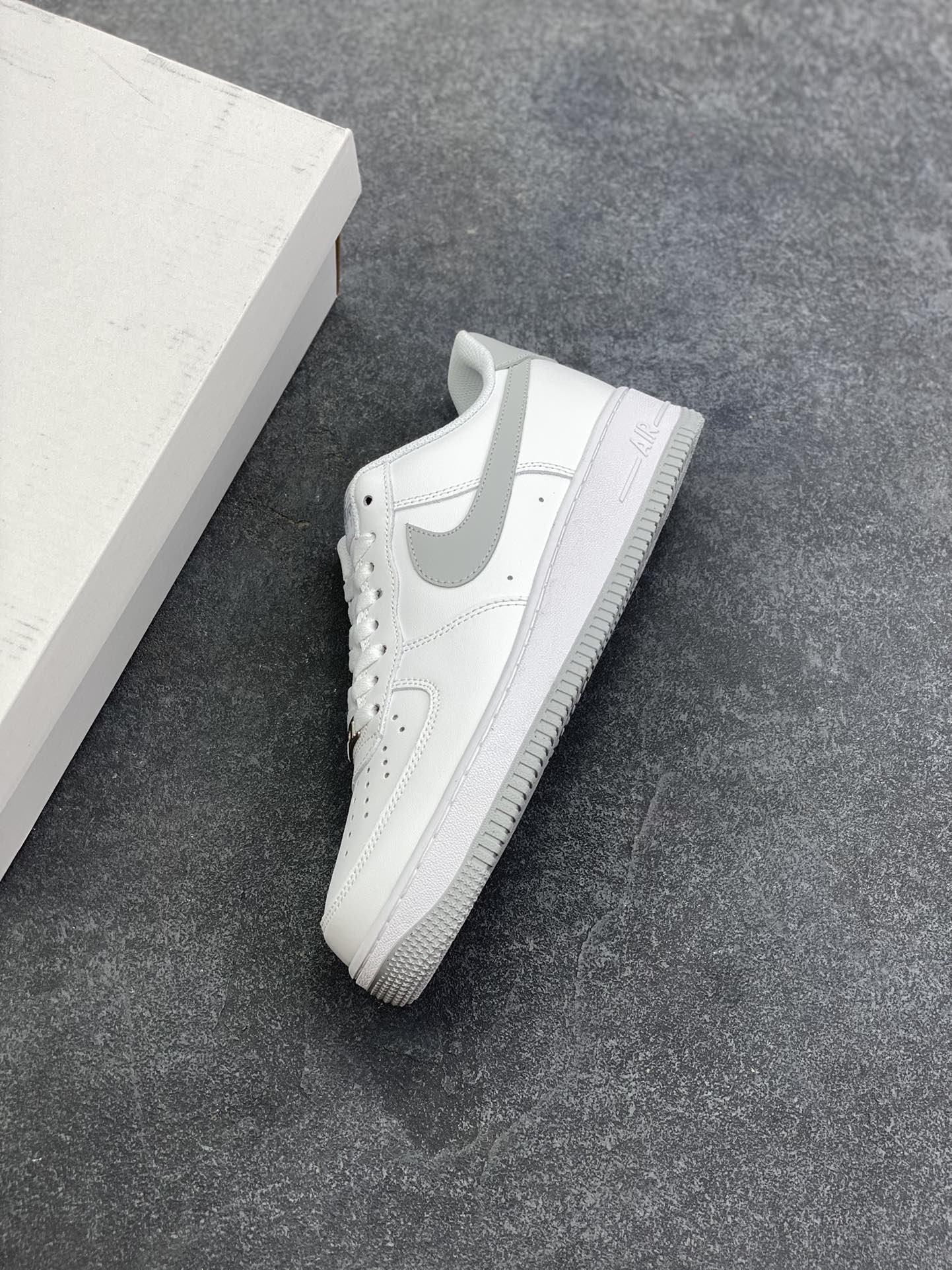 图片[7]-福利特价 Nike Air Force 1 Low 07 白灰 原楦头原纸板 打造纯正低帮空军版型 专注外贸渠道 全掌内置蜂窝气垫 原盒配件 原厂中底钢印、拉帮完美 货号：FJ4146-100 尺码：36 36.5 37.5 38 38.5 39 40 40.5 41 42 42.5 43 44 44.5 45-选品中心