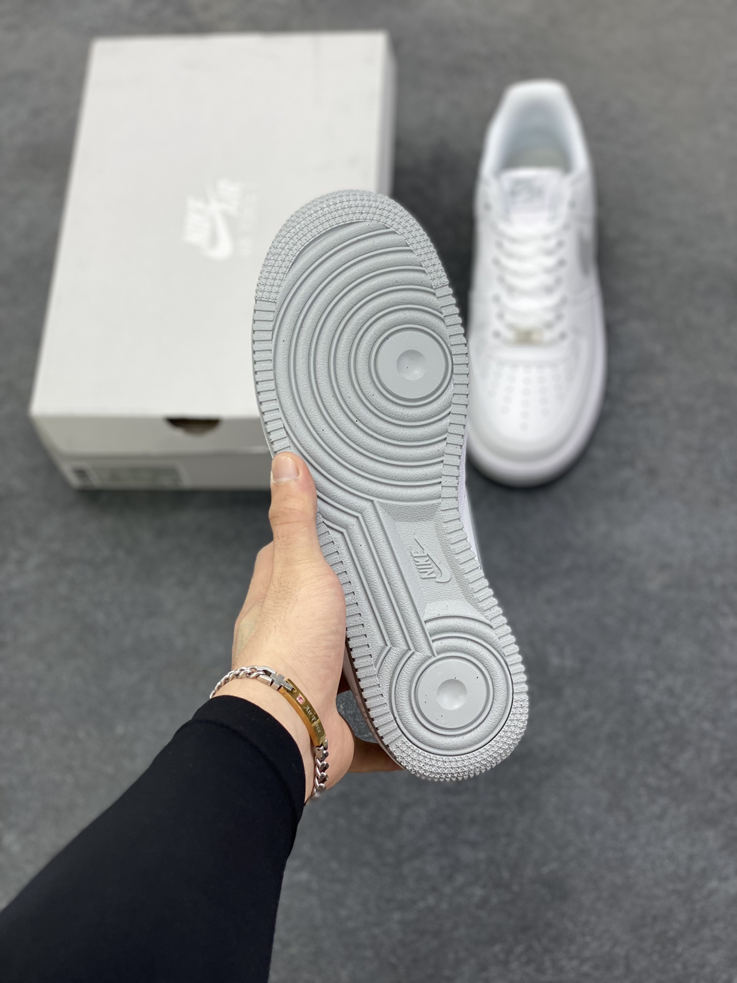 图片[5]-福利特价 Nike Air Force 1 Low 07 白灰 原楦头原纸板 打造纯正低帮空军版型 专注外贸渠道 全掌内置蜂窝气垫 原盒配件 原厂中底钢印、拉帮完美 货号：FJ4146-100 尺码：36 36.5 37.5 38 38.5 39 40 40.5 41 42 42.5 43 44 44.5 45-选品中心