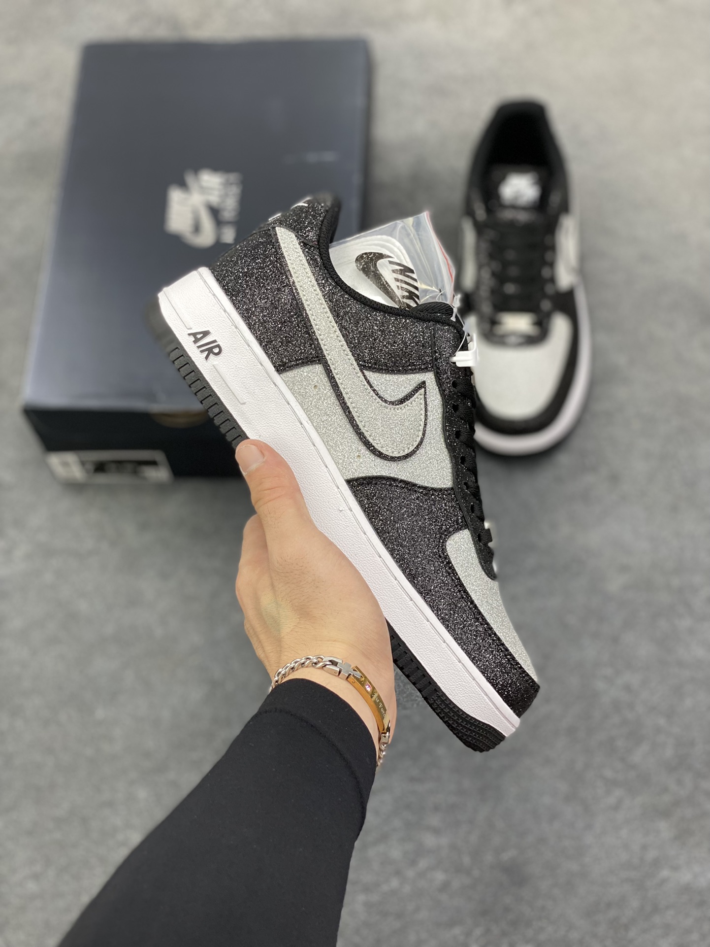 福利特价 Nike Air Force 1 Low 07熊猫黑银满天星 原楦头原纸板 打造纯正低帮空军版型 专注外贸渠道 全掌内置蜂窝气垫 原盒配件 原厂中底钢印、拉帮完美 货号：CW2288-002 尺码：36 36.5 37.5 38 38.5 39 40 40.5 41 42 42.5 43 44 44.5 45-选品中心