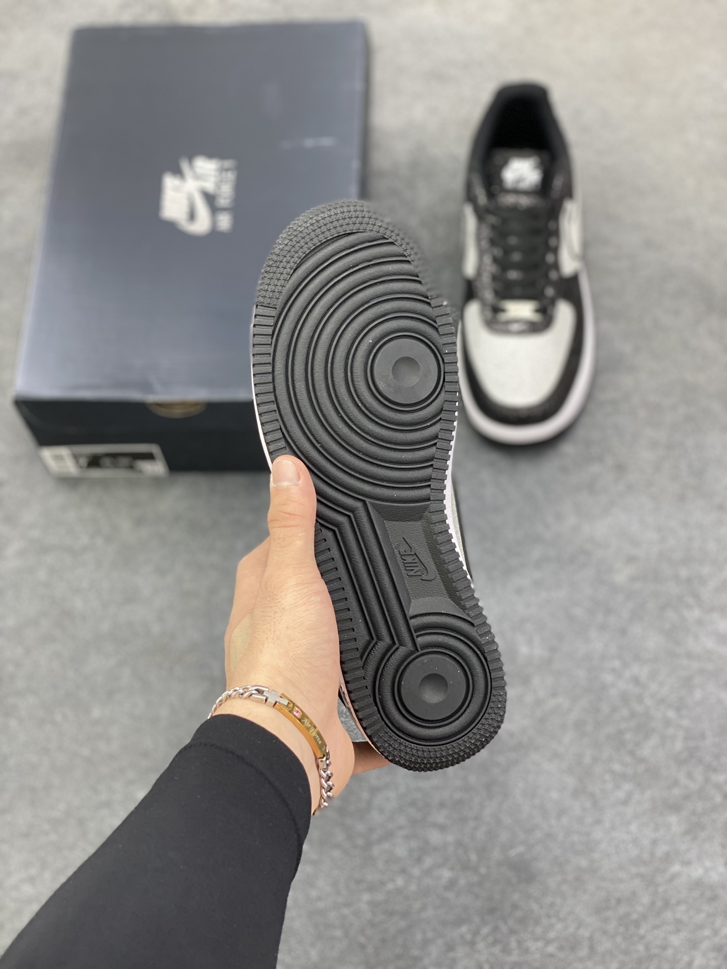 图片[5]-福利特价 Nike Air Force 1 Low 07熊猫黑银满天星 原楦头原纸板 打造纯正低帮空军版型 专注外贸渠道 全掌内置蜂窝气垫 原盒配件 原厂中底钢印、拉帮完美 货号：CW2288-002 尺码：36 36.5 37.5 38 38.5 39 40 40.5 41 42 42.5 43 44 44.5 45-选品中心