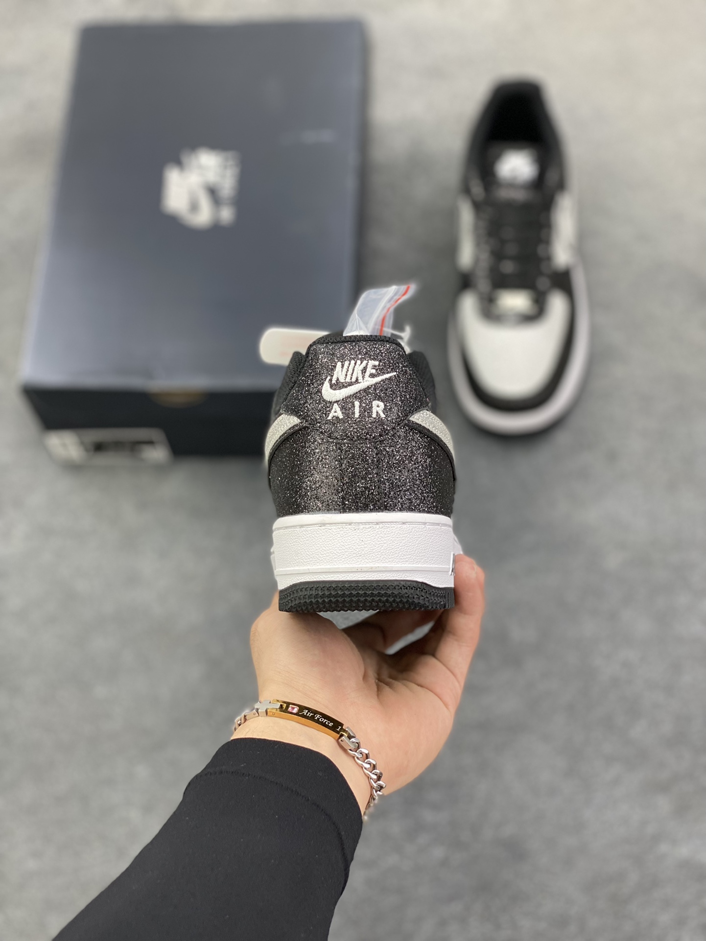 图片[4]-福利特价 Nike Air Force 1 Low 07熊猫黑银满天星 原楦头原纸板 打造纯正低帮空军版型 专注外贸渠道 全掌内置蜂窝气垫 原盒配件 原厂中底钢印、拉帮完美 货号：CW2288-002 尺码：36 36.5 37.5 38 38.5 39 40 40.5 41 42 42.5 43 44 44.5 45-选品中心