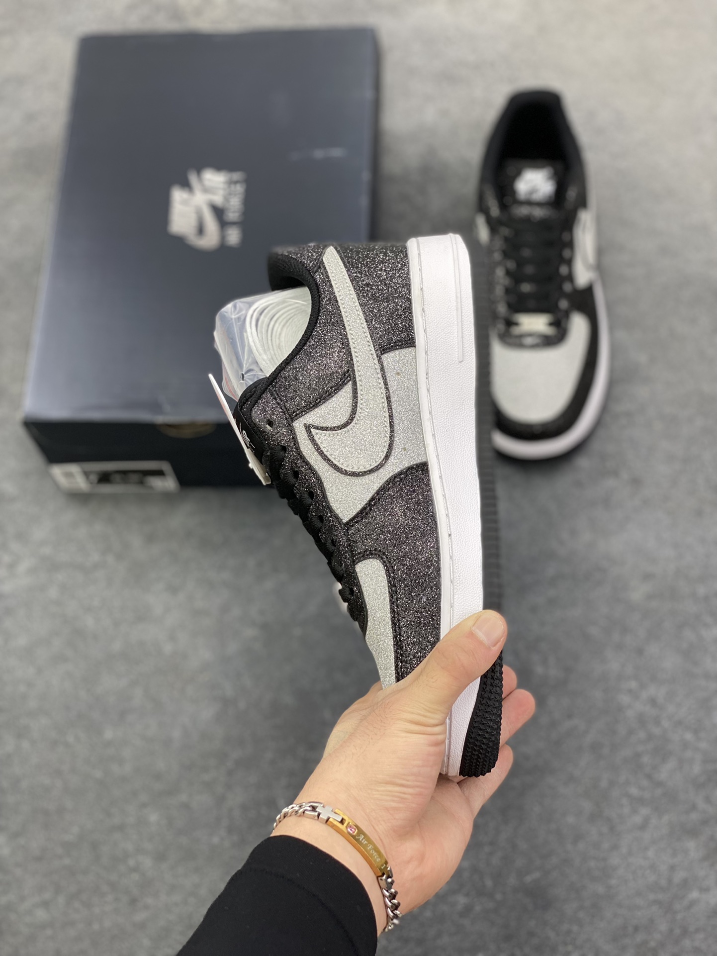 图片[3]-福利特价 Nike Air Force 1 Low 07熊猫黑银满天星 原楦头原纸板 打造纯正低帮空军版型 专注外贸渠道 全掌内置蜂窝气垫 原盒配件 原厂中底钢印、拉帮完美 货号：CW2288-002 尺码：36 36.5 37.5 38 38.5 39 40 40.5 41 42 42.5 43 44 44.5 45-选品中心