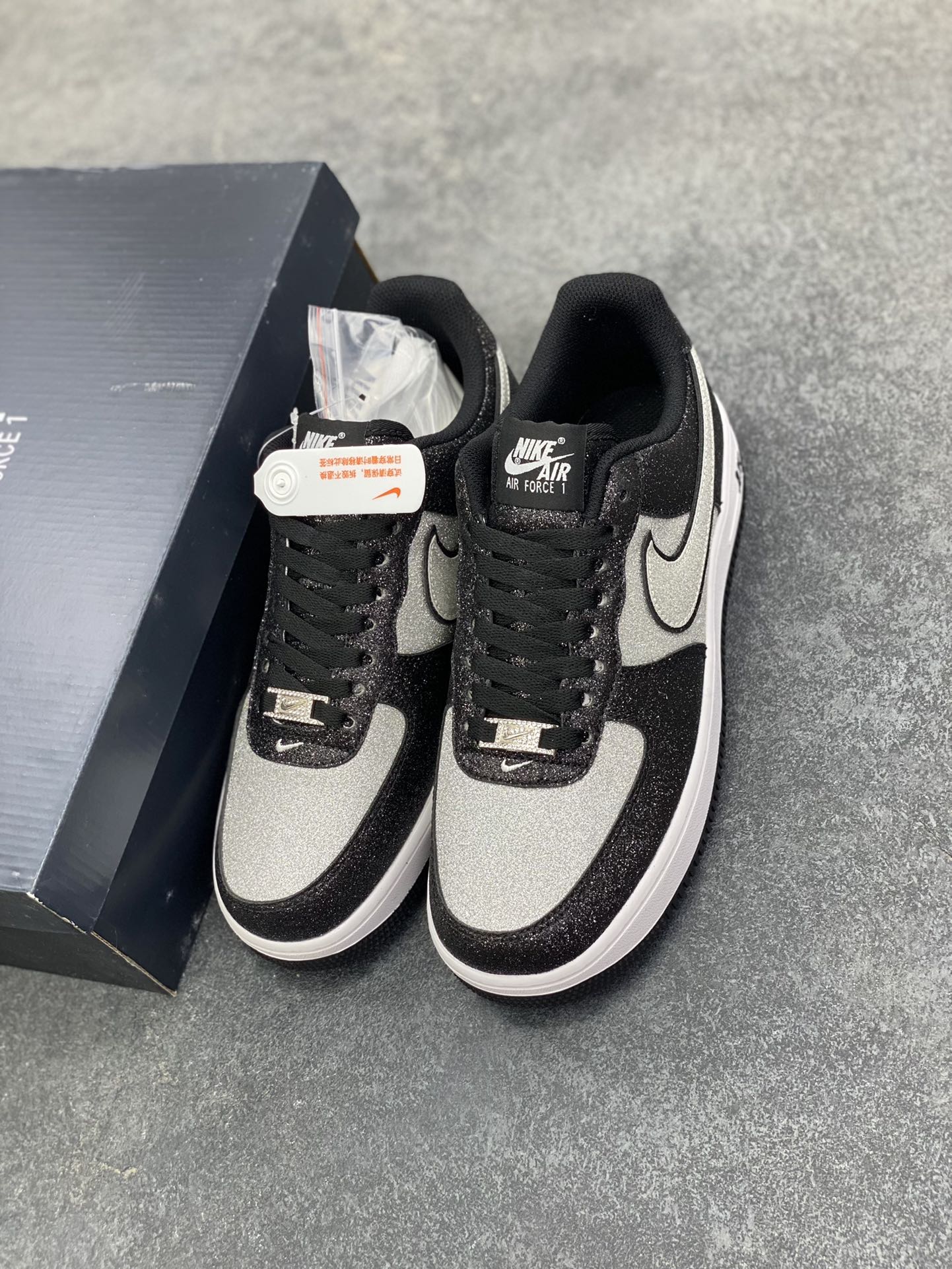 图片[8]-福利特价 Nike Air Force 1 Low 07熊猫黑银满天星 原楦头原纸板 打造纯正低帮空军版型 专注外贸渠道 全掌内置蜂窝气垫 原盒配件 原厂中底钢印、拉帮完美 货号：CW2288-002 尺码：36 36.5 37.5 38 38.5 39 40 40.5 41 42 42.5 43 44 44.5 45-选品中心