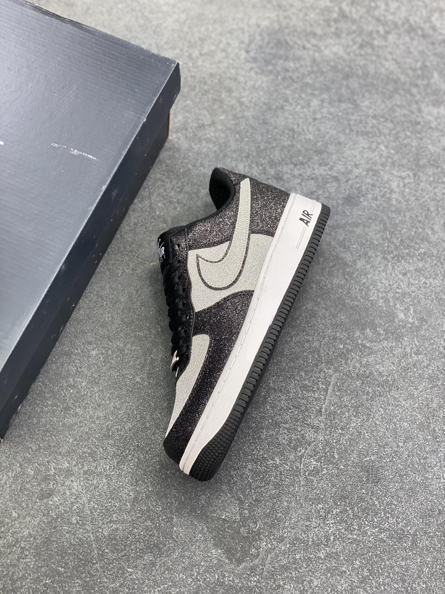 图片[7]-福利特价 Nike Air Force 1 Low 07熊猫黑银满天星 原楦头原纸板 打造纯正低帮空军版型 专注外贸渠道 全掌内置蜂窝气垫 原盒配件 原厂中底钢印、拉帮完美 货号：CW2288-002 尺码：36 36.5 37.5 38 38.5 39 40 40.5 41 42 42.5 43 44 44.5 45-选品中心